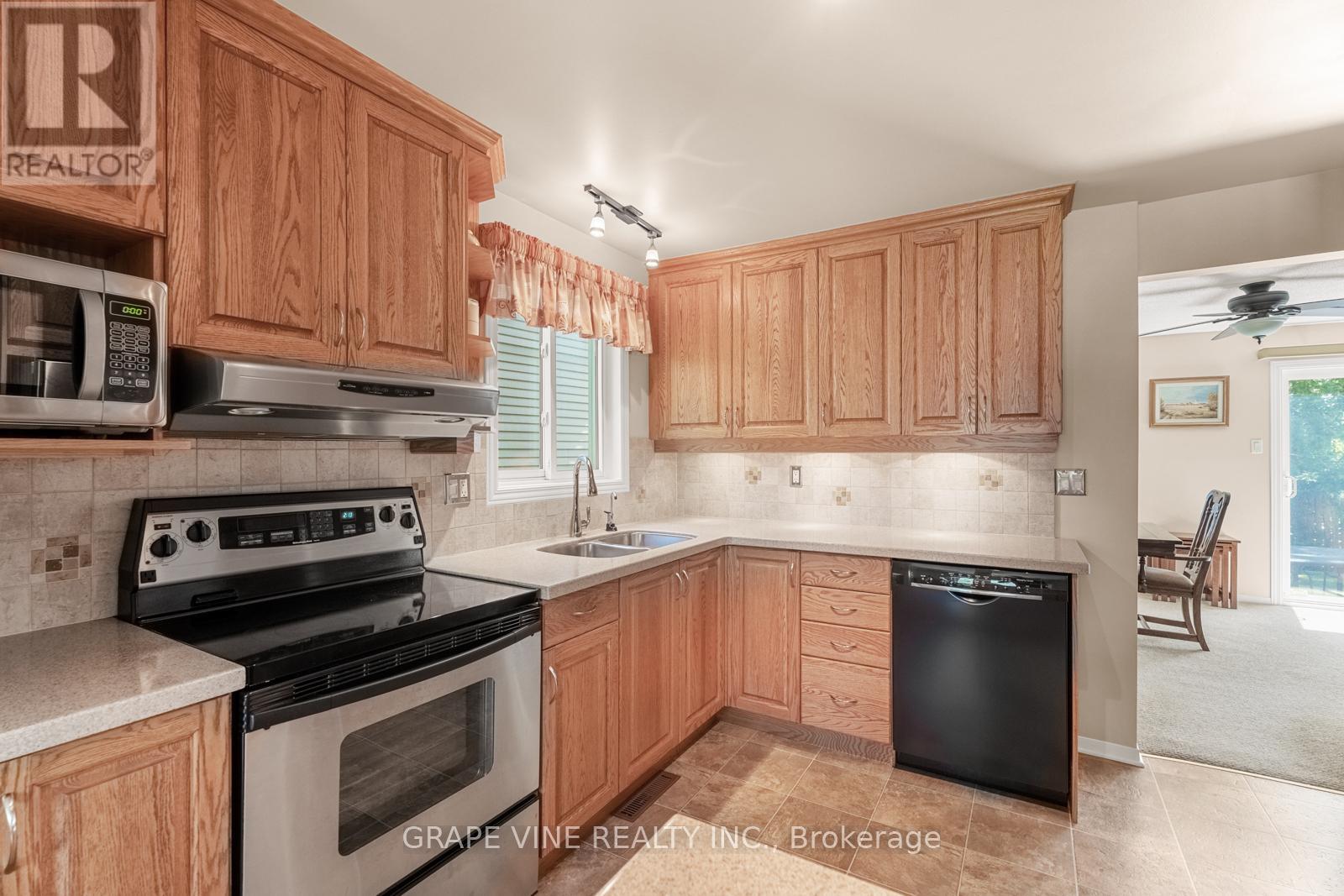 34 Four Seasons Drive, Ottawa, Ontario  K2E 7P8 - Photo 7 - X12311686