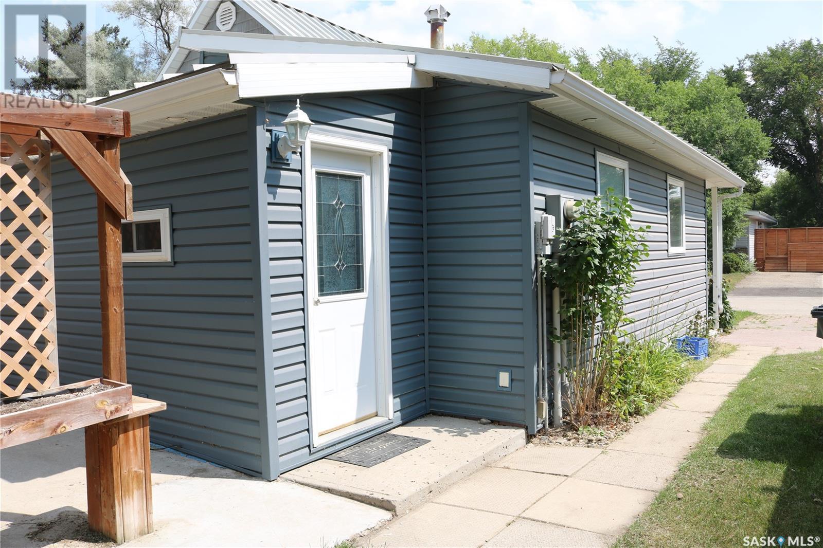 704 Ogilvie Street, Moosomin, Saskatchewan  S0G 3N0 - Photo 2 - SK014001