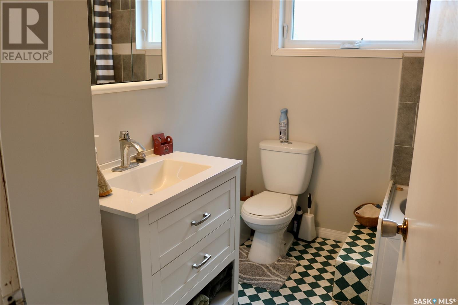 704 Ogilvie Street, Moosomin, Saskatchewan  S0G 3N0 - Photo 4 - SK014001