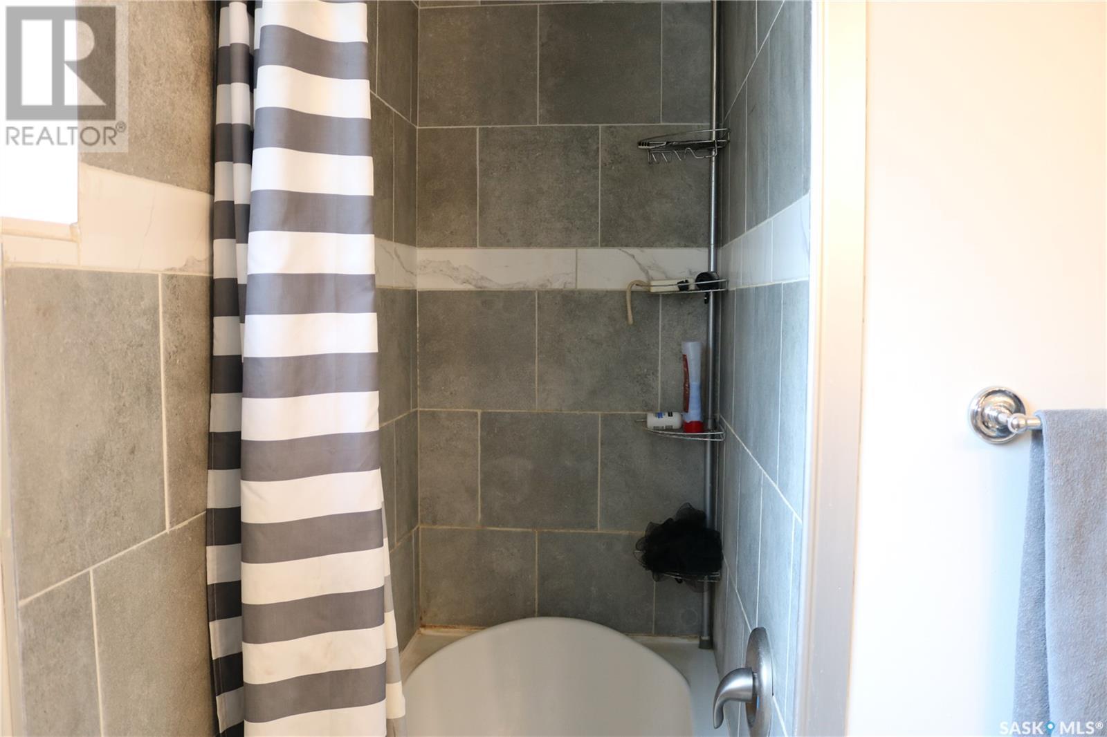 704 Ogilvie Street, Moosomin, Saskatchewan  S0G 3N0 - Photo 5 - SK014001