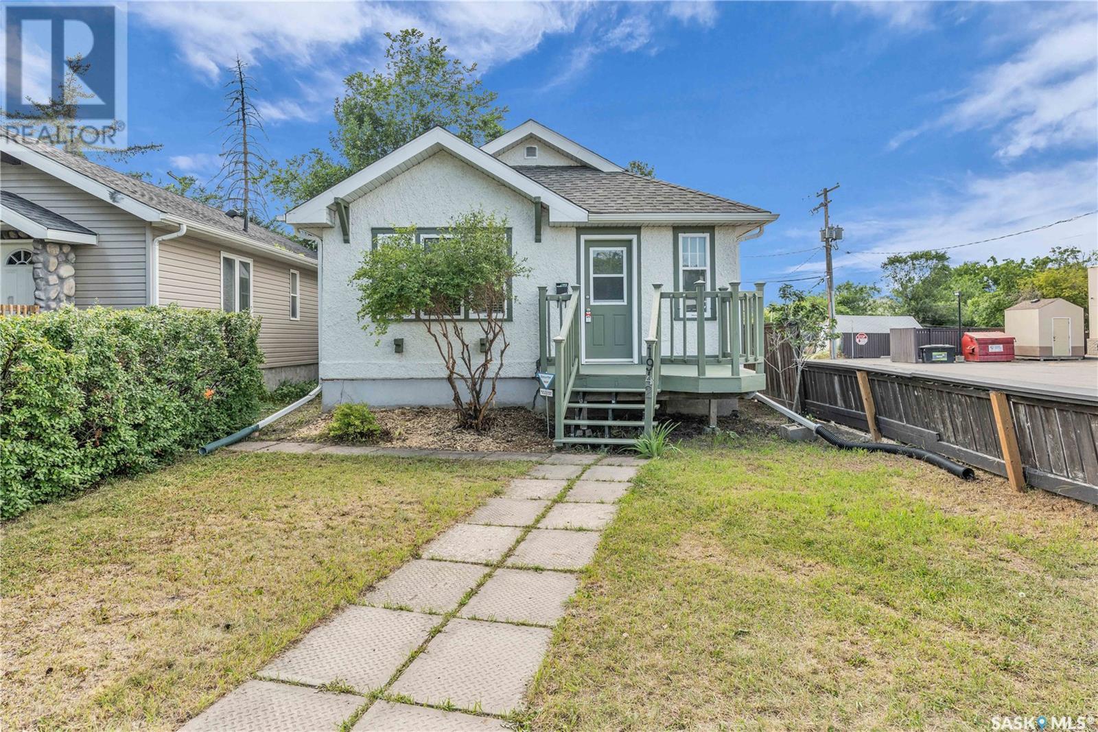 Property at 1942 Elphinstone STREET image 1