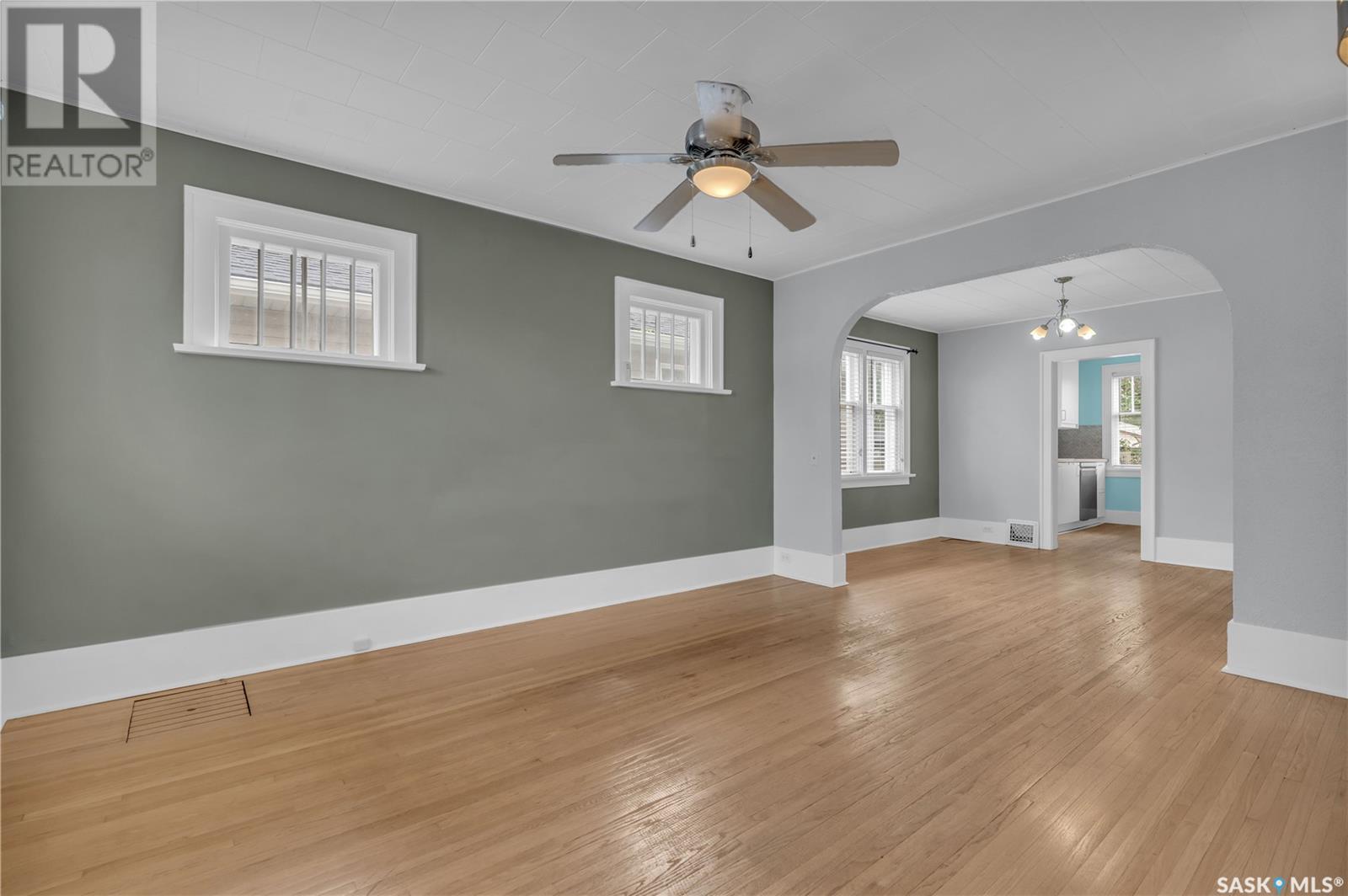 Property at 1942 Elphinstone STREET image 4