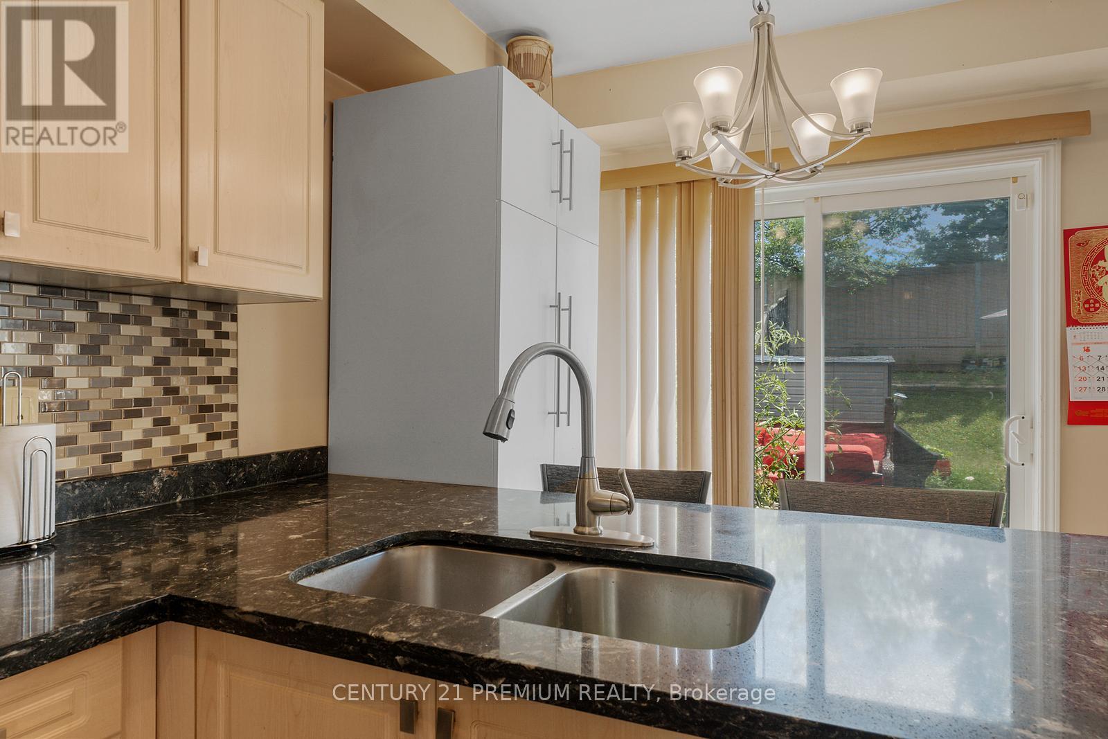 98 Albright Road, Brampton (Fletcher's Creek Village), Ontario  L6X 5E6 - Photo 15 - W12311696