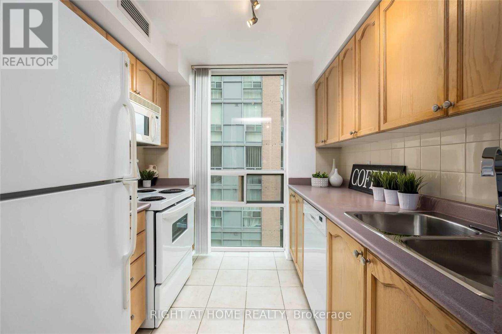 603 - 11 Michael Power Place, Toronto, Ontario  M9A 5G3 - Photo 12 - W12311766