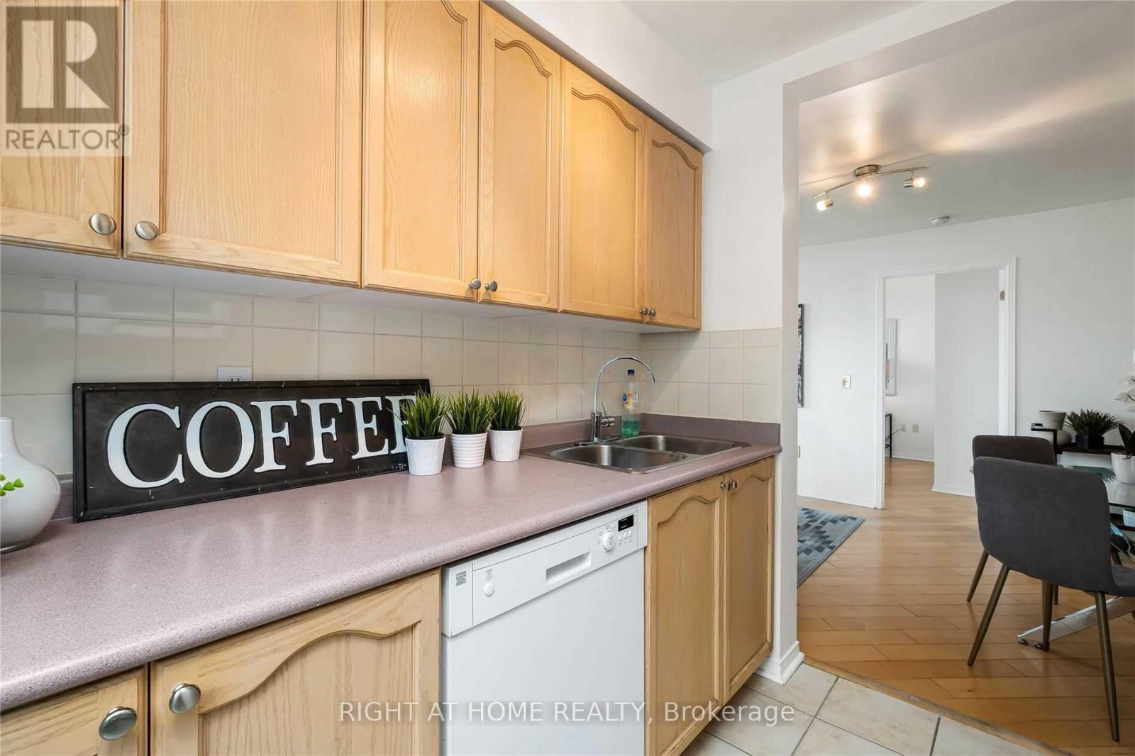603 - 11 Michael Power Place, Toronto, Ontario  M9A 5G3 - Photo 13 - W12311766