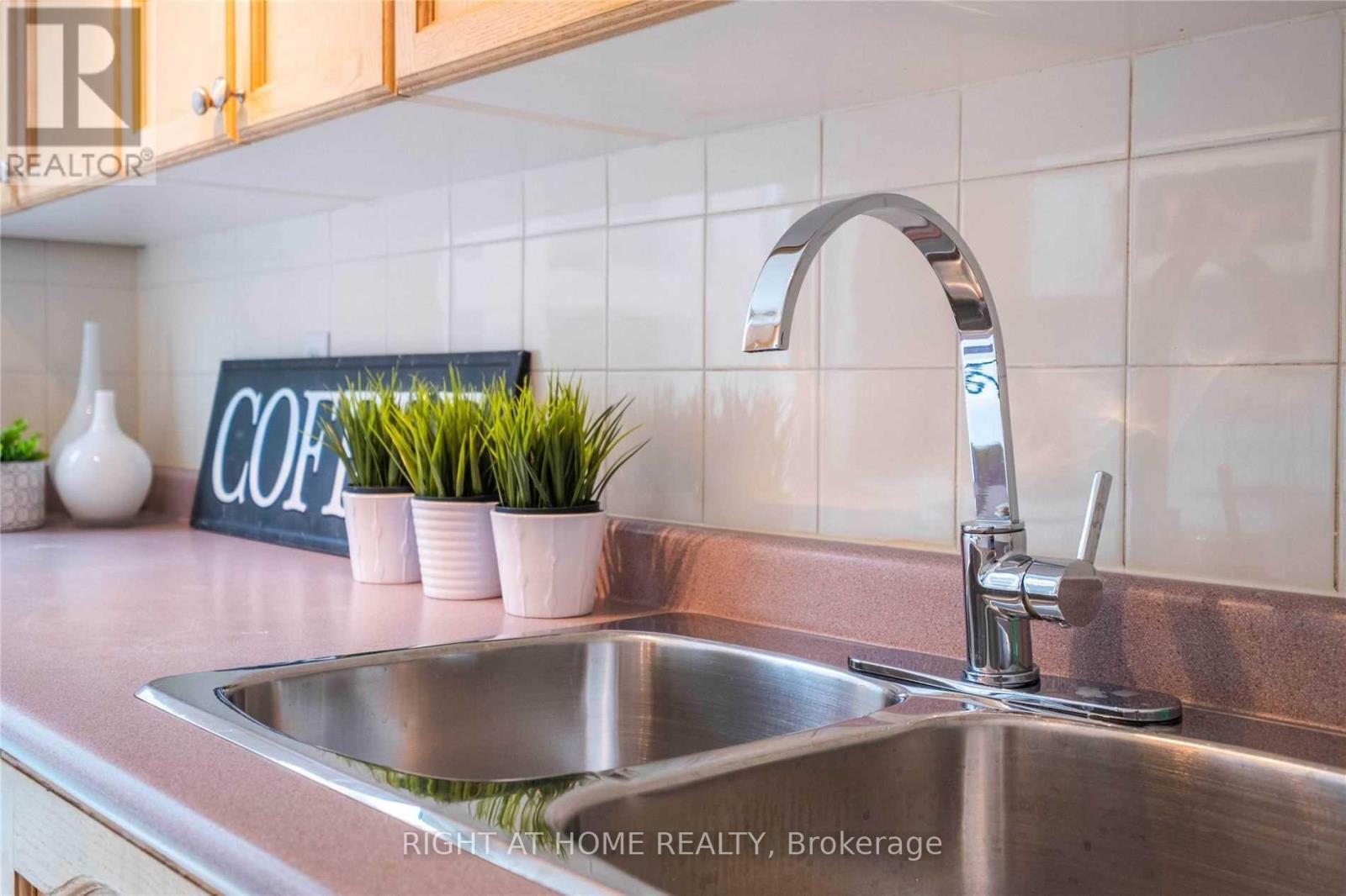 603 - 11 Michael Power Place, Toronto, Ontario  M9A 5G3 - Photo 14 - W12311766