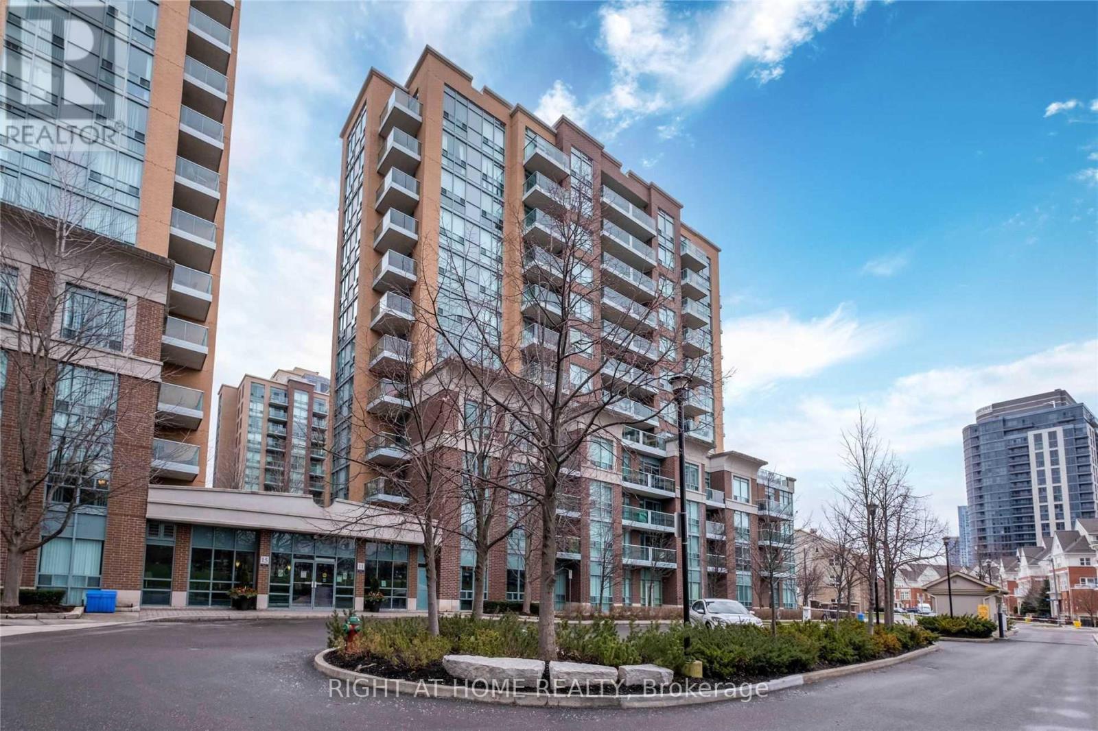603 - 11 Michael Power Place, Toronto, Ontario  M9A 5G3 - Photo 3 - W12311766