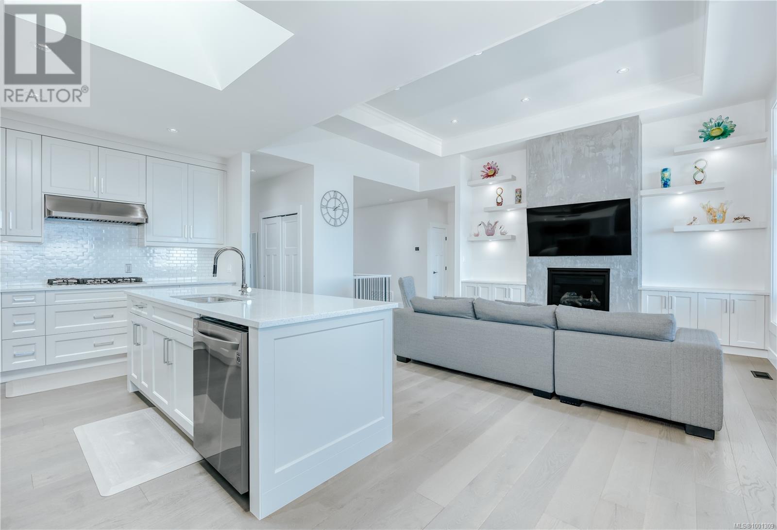 Property at 138 Royal Pacific Way image 4