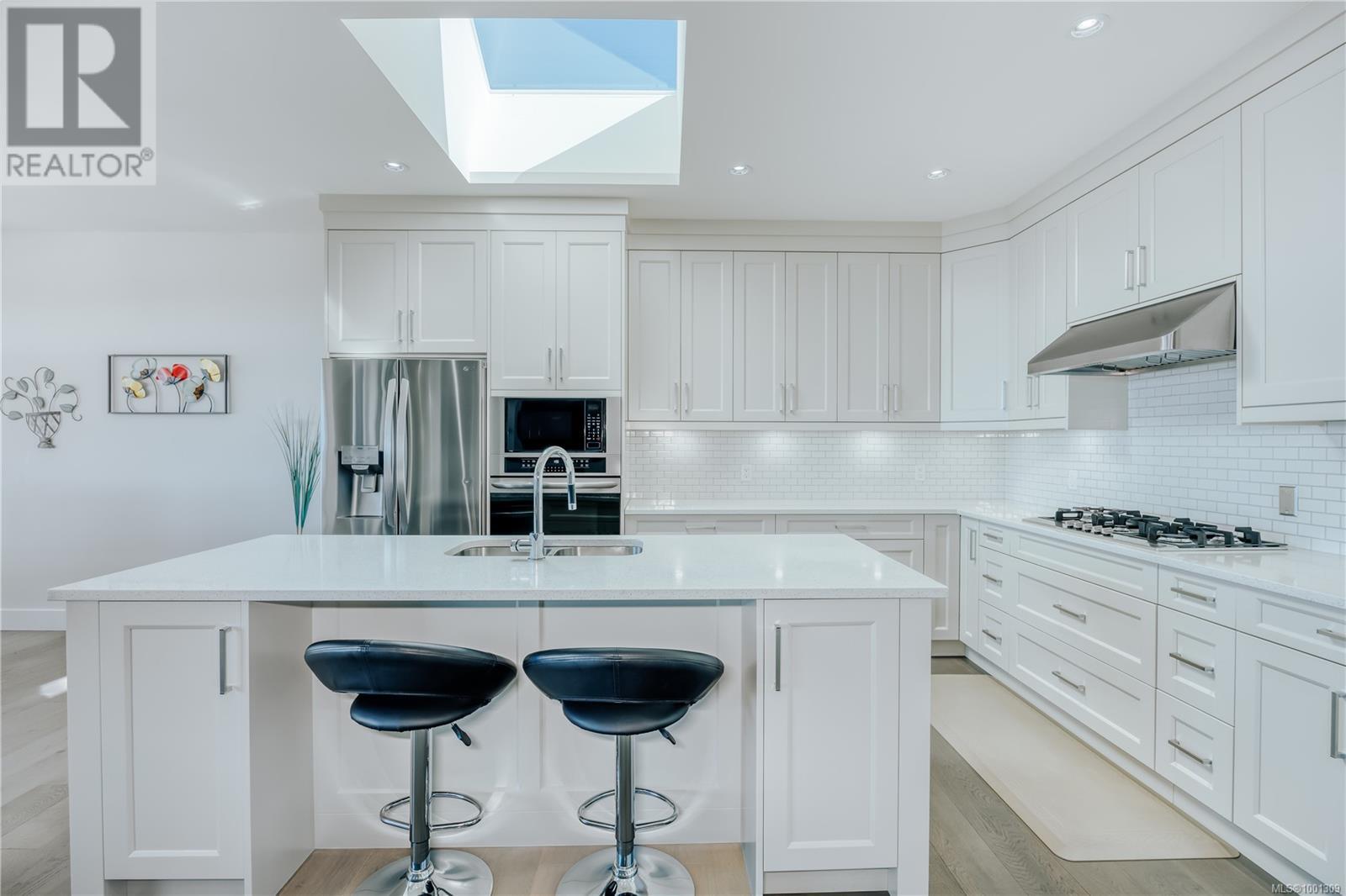 Property at 138 Royal Pacific Way image 2