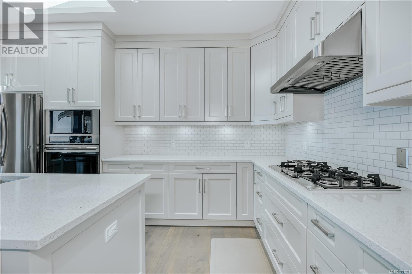 Property at 138 Royal Pacific Way image 3
