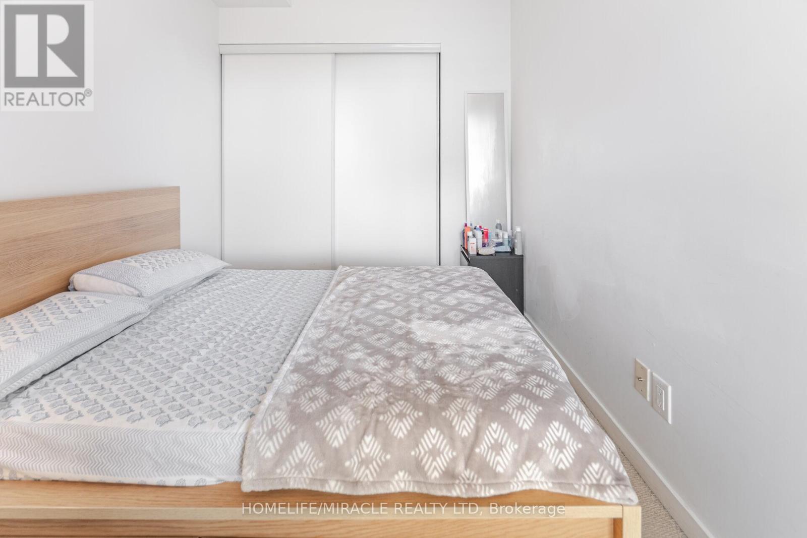 2413 - 105 The Queensway Avenue, Toronto, Ontario  M6S 5B5 - Photo 17 - W12311922