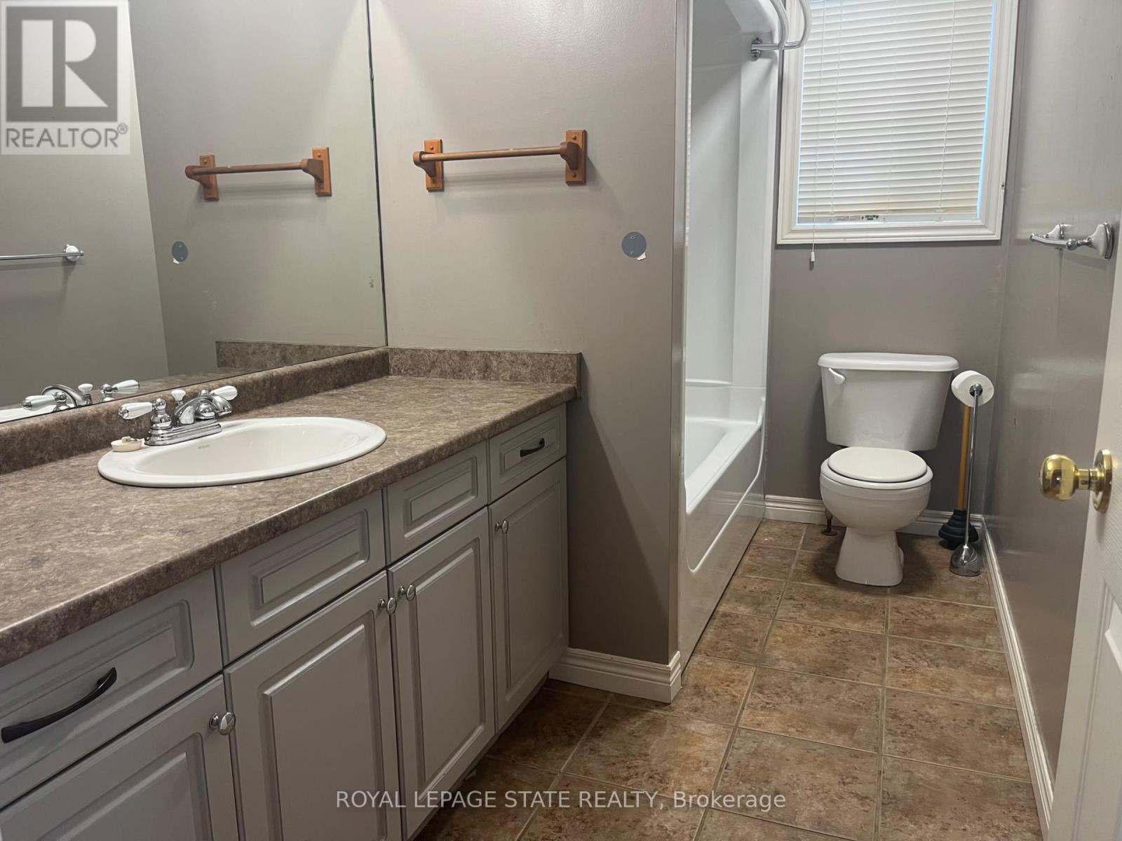 17 Mapleview Drive, Haldimand, Ontario  N0A 1H0 - Photo 15 - X12311928