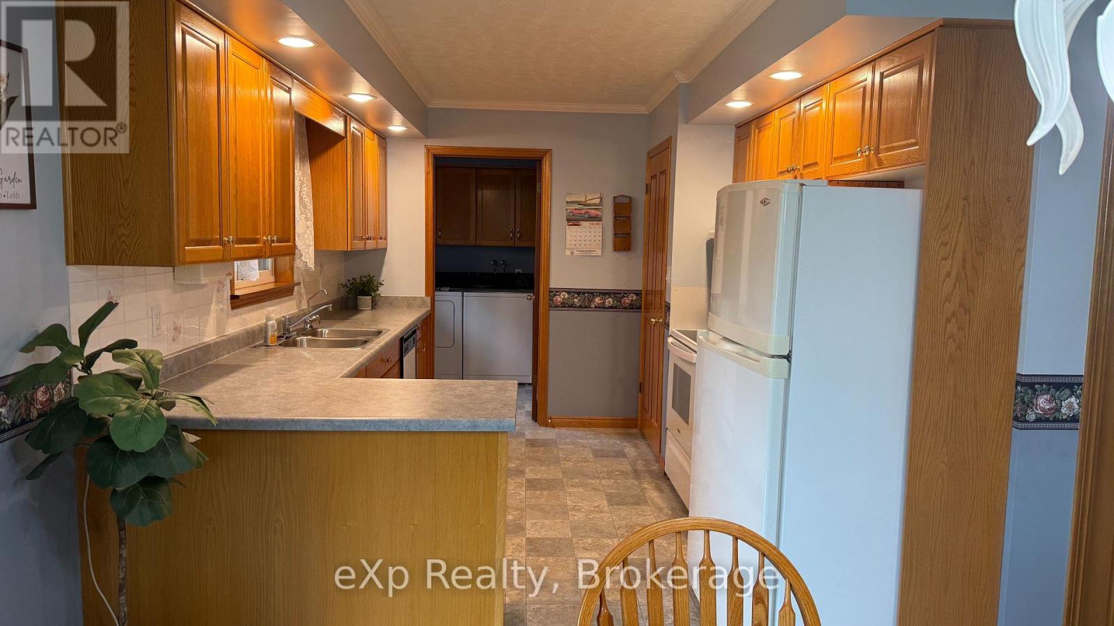 655 17th Street Crescent, Hanover, Ontario  N4N 3S7 - Photo 10 - X12236739