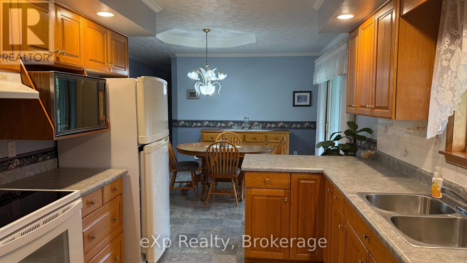 655 17th Street Crescent, Hanover, Ontario  N4N 3S7 - Photo 7 - X12236739