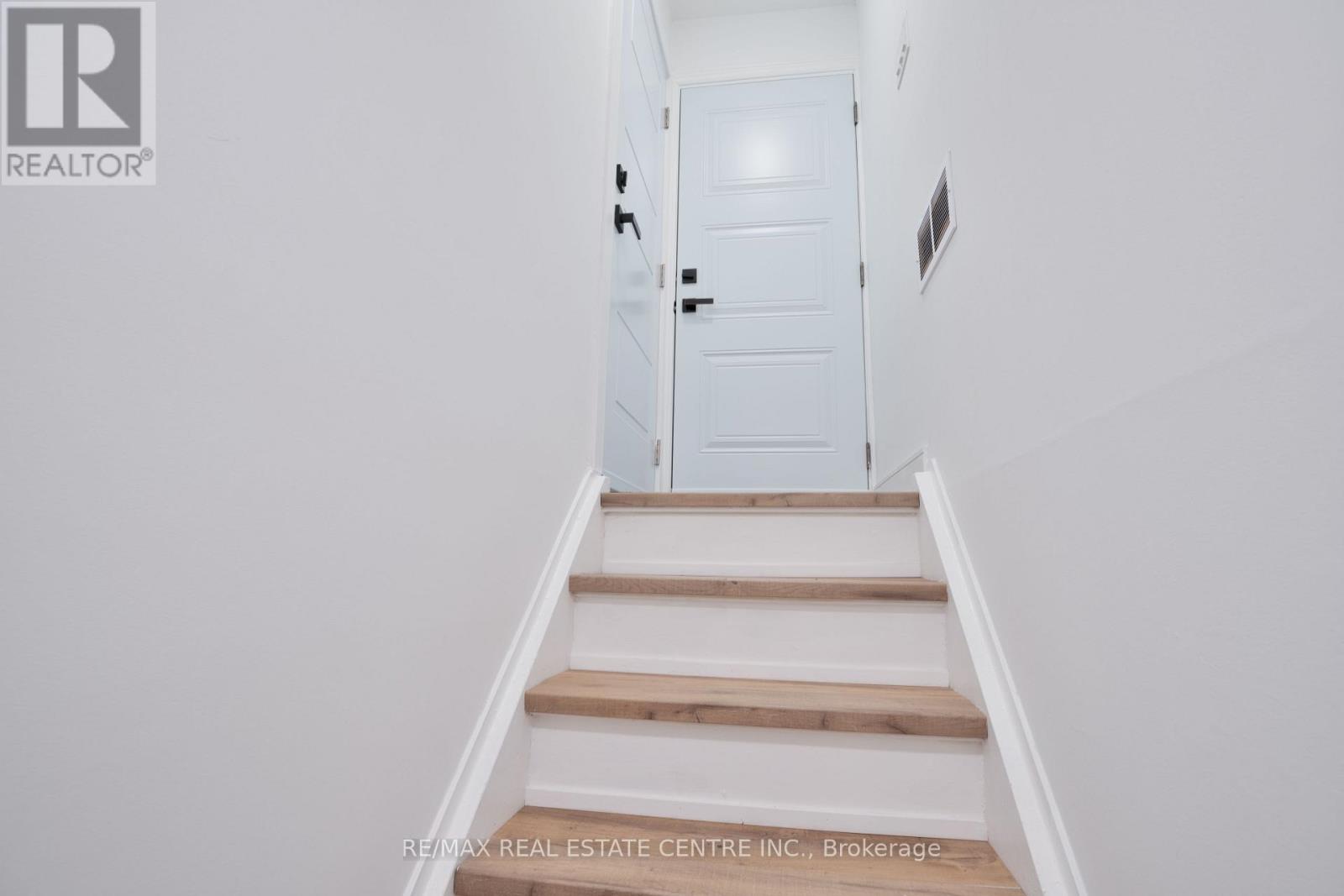2221 Wyandotte Drive, Oakville, Ontario  L6L 2T4 - Photo 16 - W12311341