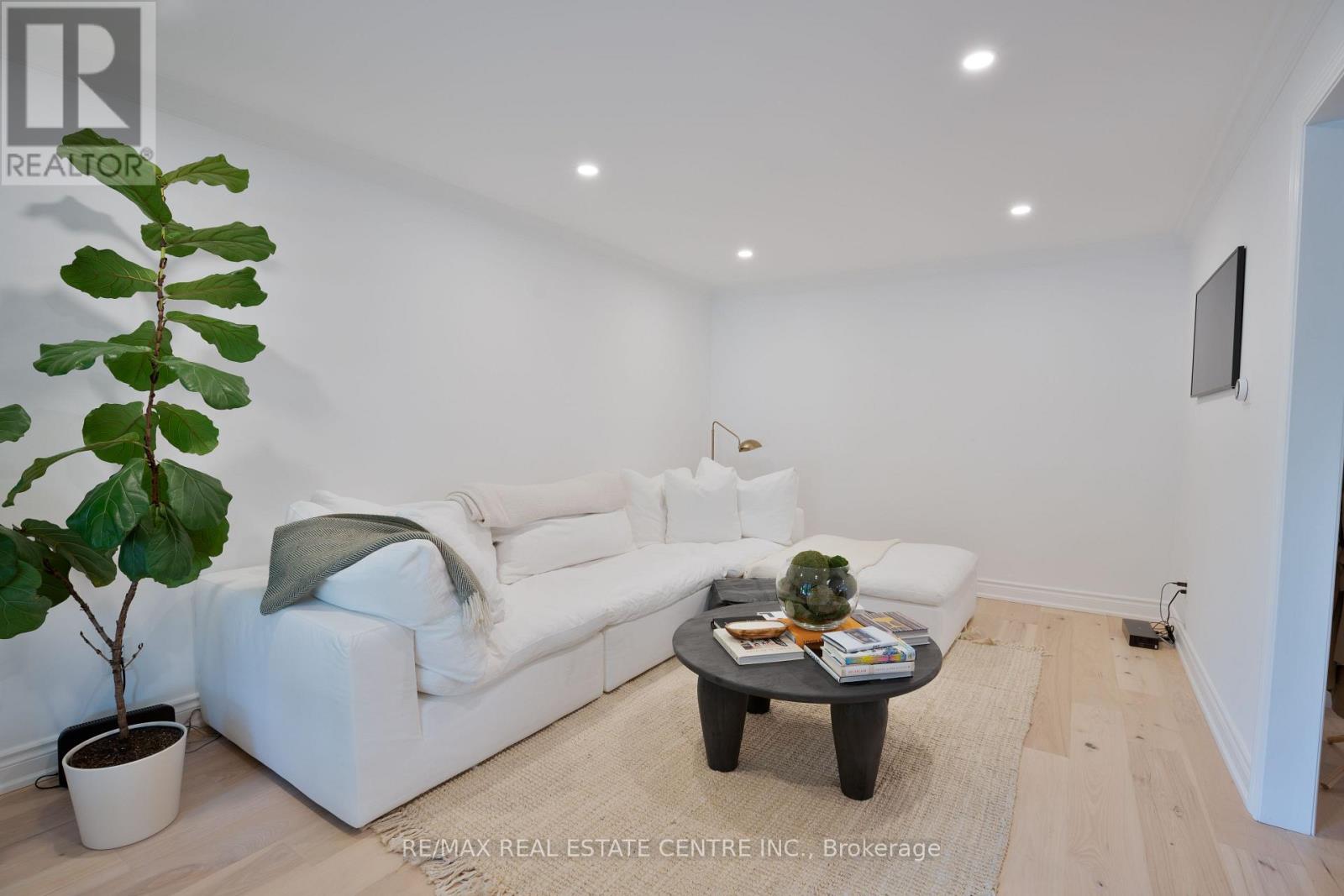 2221 Wyandotte Drive, Oakville, Ontario  L6L 2T4 - Photo 5 - W12311341