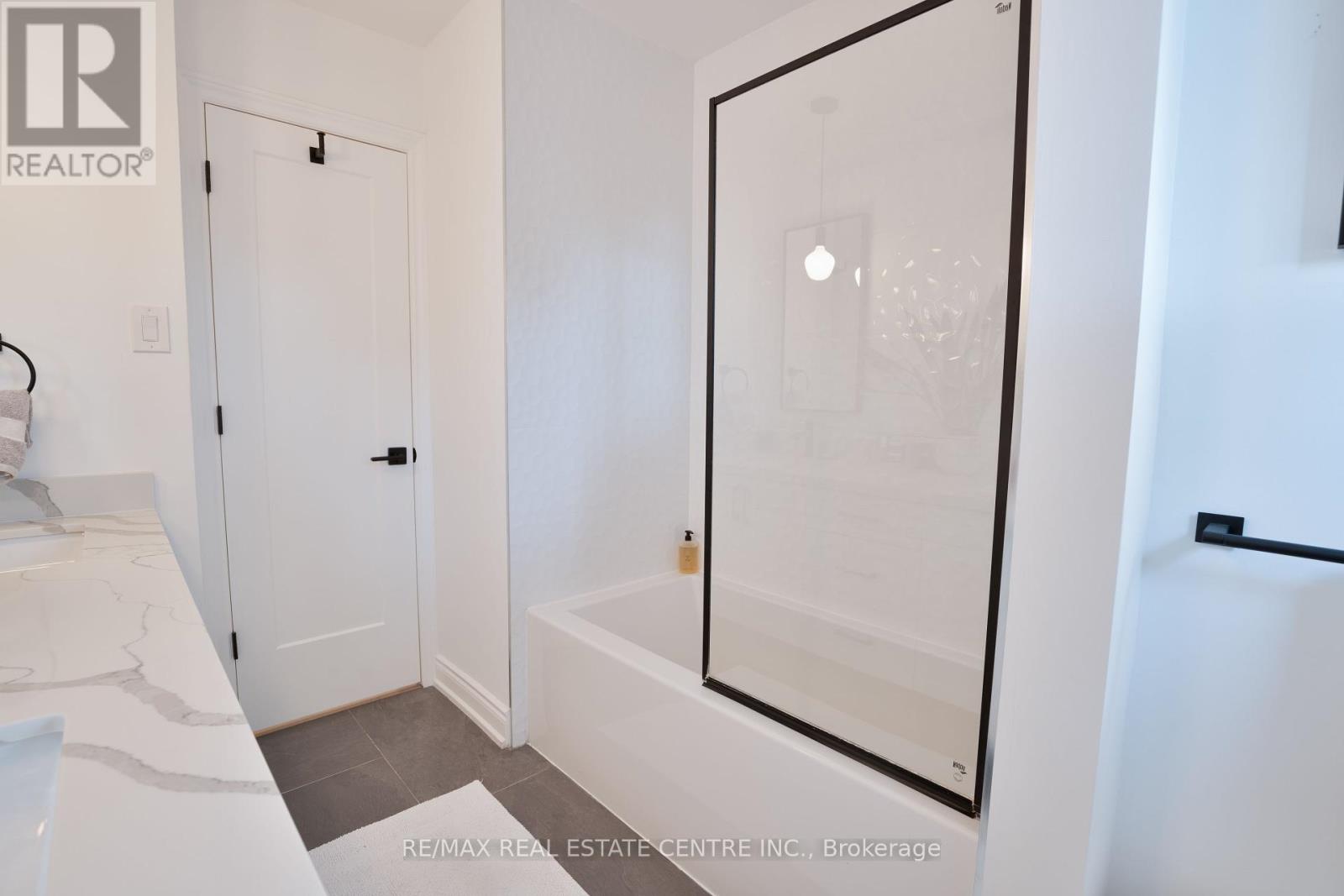 2221 Wyandotte Drive, Oakville, Ontario  L6L 2T4 - Photo 9 - W12311341