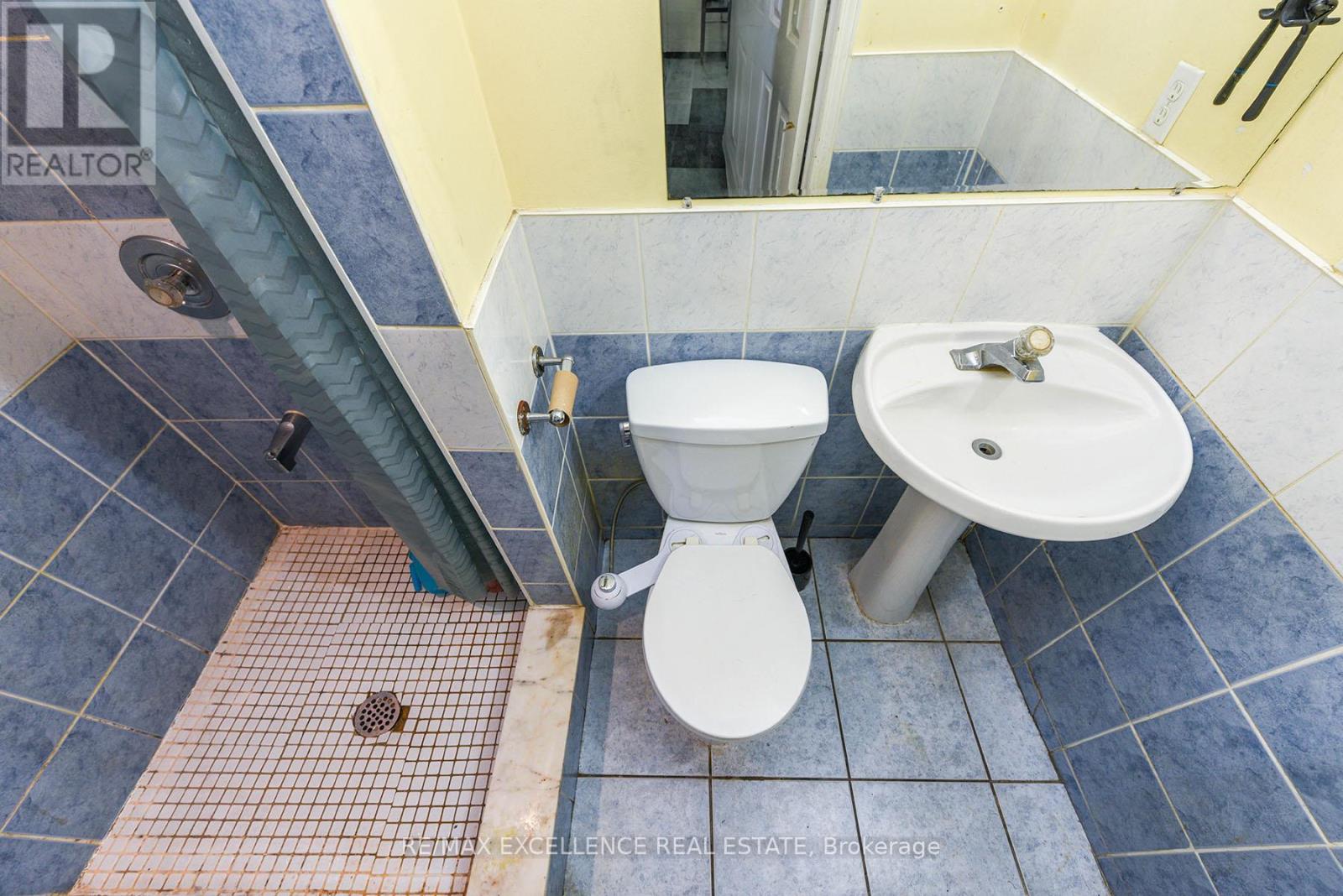 7396 Sills Road, Mississauga (Malton), Ontario L4T 2K1 - Photo 11 - W12311998