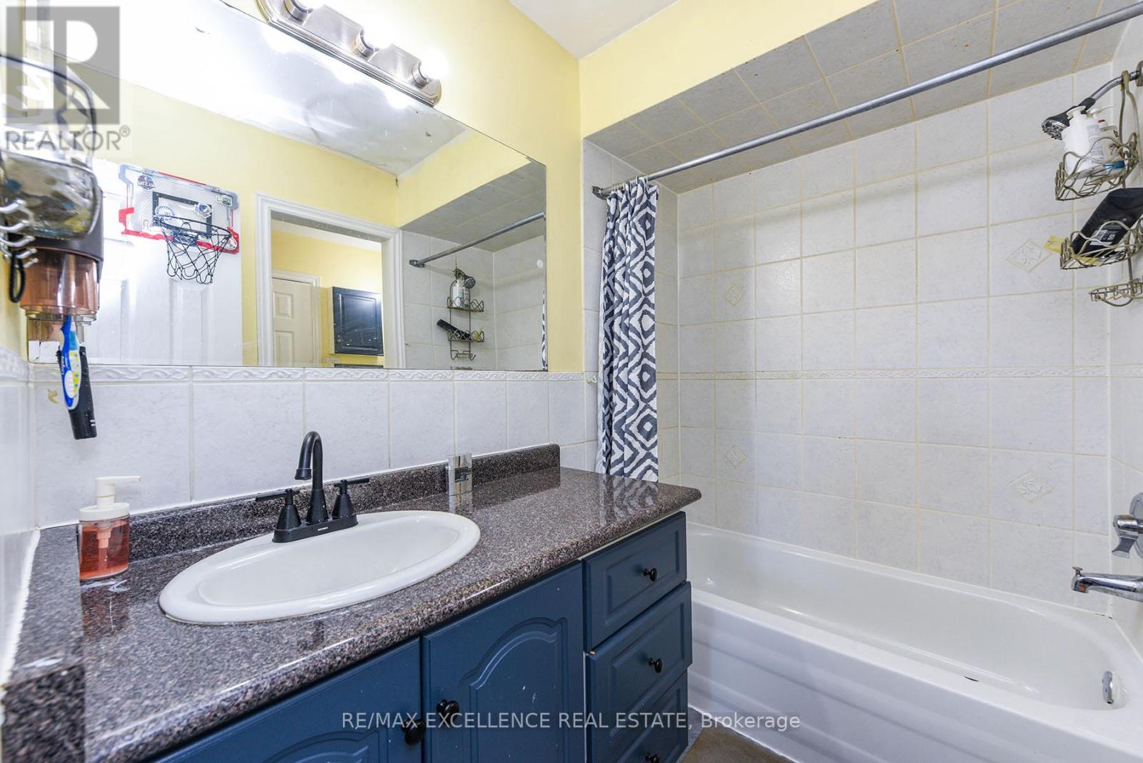 7396 Sills Road, Mississauga (Malton), Ontario L4T 2K1 - Photo 14 - W12311998