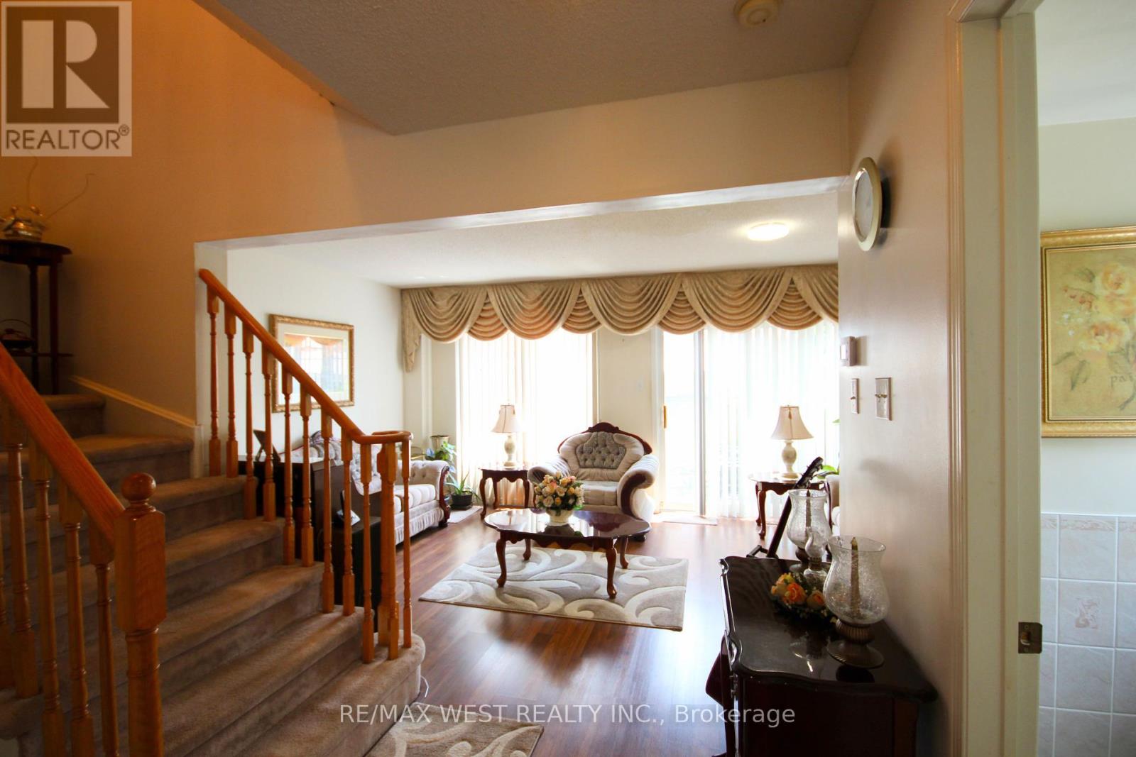 1 Platinum Drive, Toronto (Brookhaven-Amesbury), Ontario M6M 5K1 - Photo 10 - W12311923