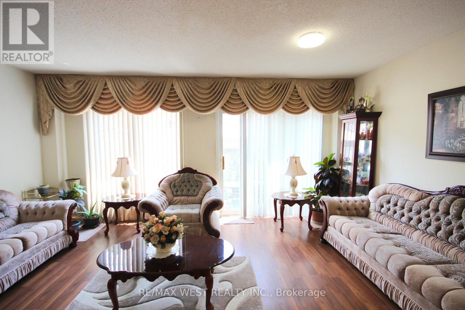 1 Platinum Drive, Toronto (Brookhaven-Amesbury), Ontario M6M 5K1 - Photo 11 - W12311923