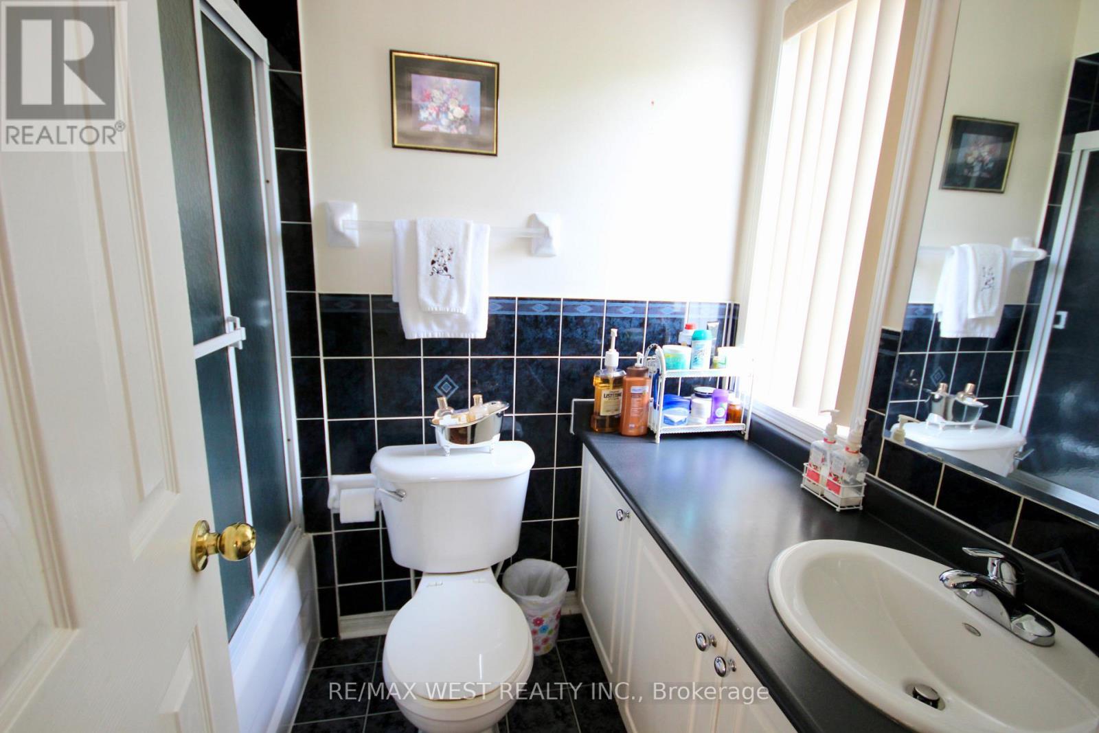 1 Platinum Drive, Toronto (Brookhaven-Amesbury), Ontario M6M 5K1 - Photo 19 - W12311923