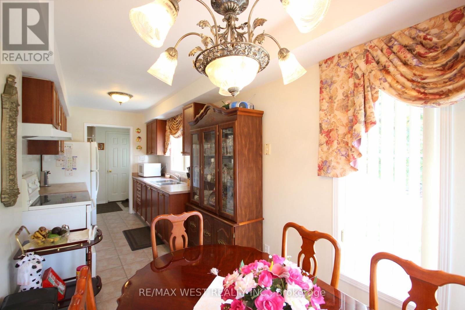 1 Platinum Drive, Toronto (Brookhaven-Amesbury), Ontario M6M 5K1 - Photo 8 - W12311923