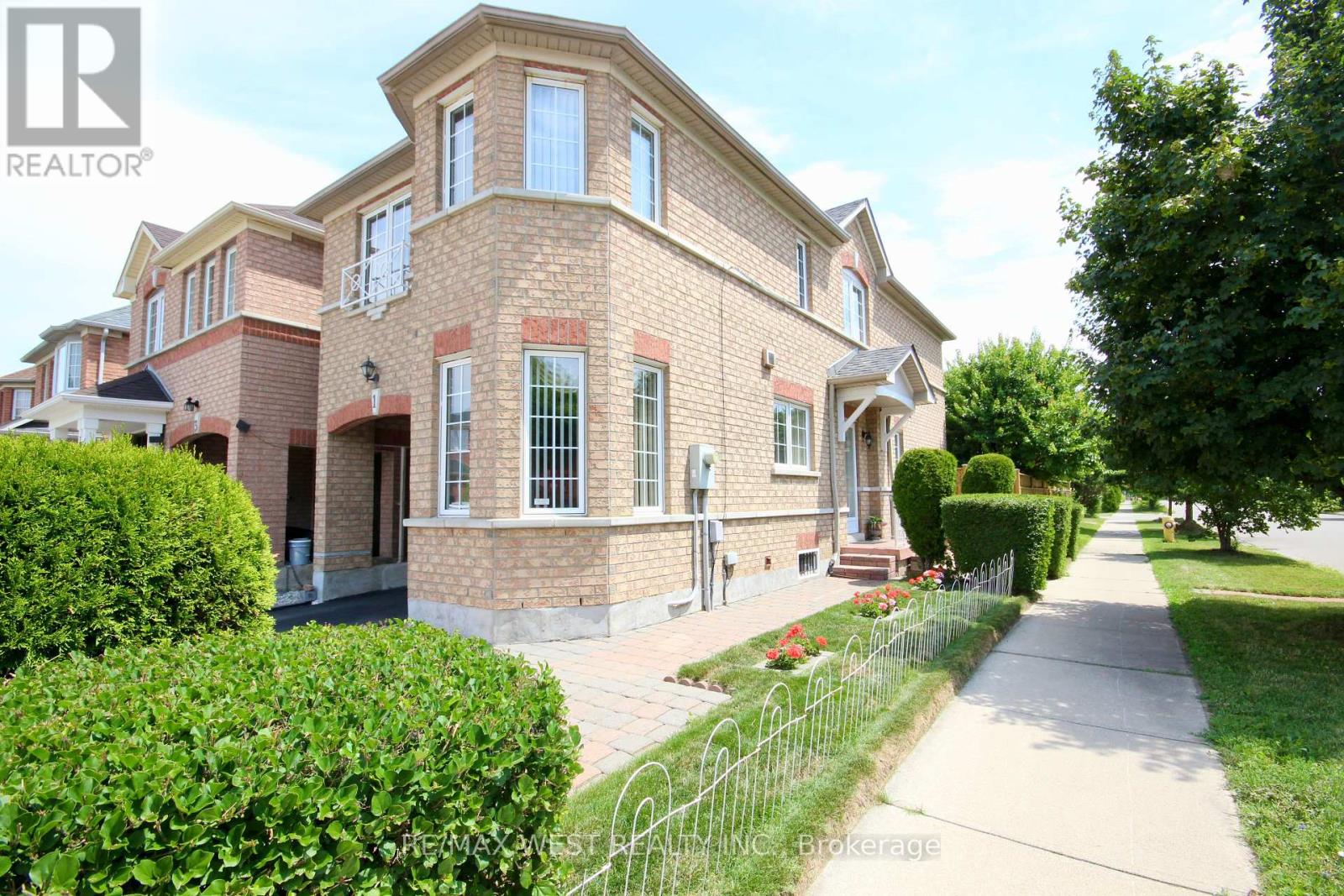 1 Platinum Drive, Toronto (Brookhaven-Amesbury), Ontario M6M 5K1 - Photo 2 - W12311923