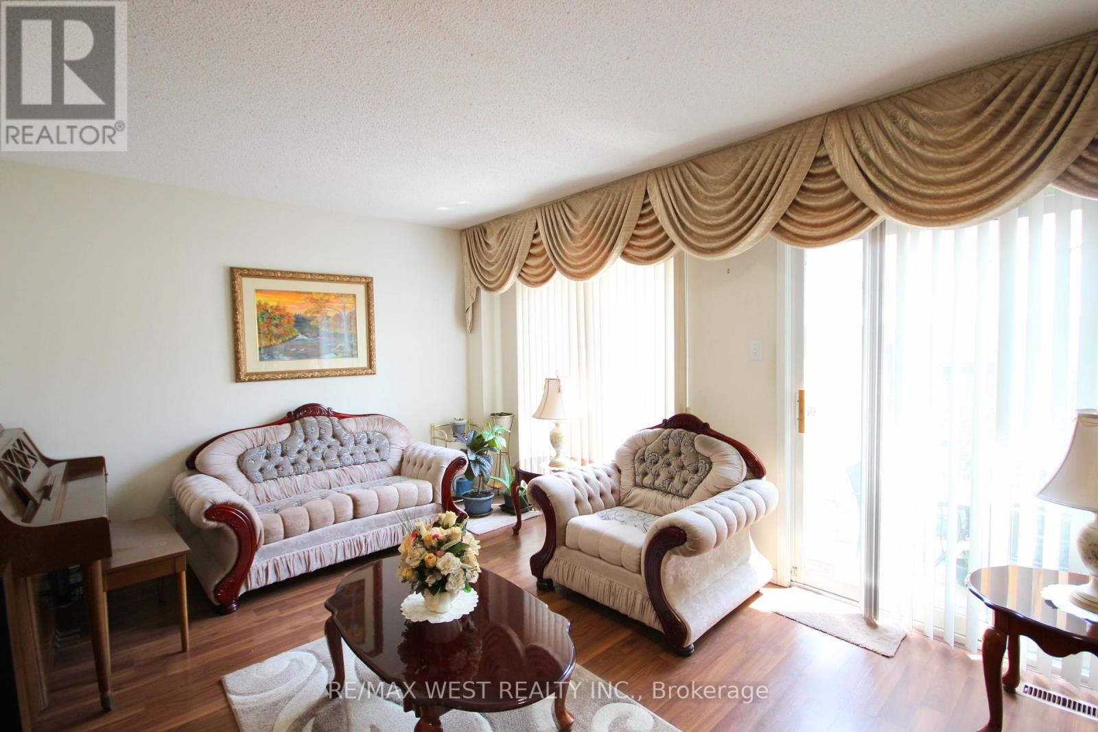 1 Platinum Drive, Toronto (Brookhaven-Amesbury), Ontario M6M 5K1 - Photo 12 - W12311923