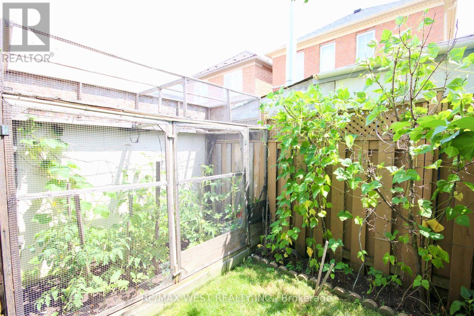 1 Platinum Drive, Toronto (Brookhaven-Amesbury), Ontario M6M 5K1 - Photo 32 - W12311923