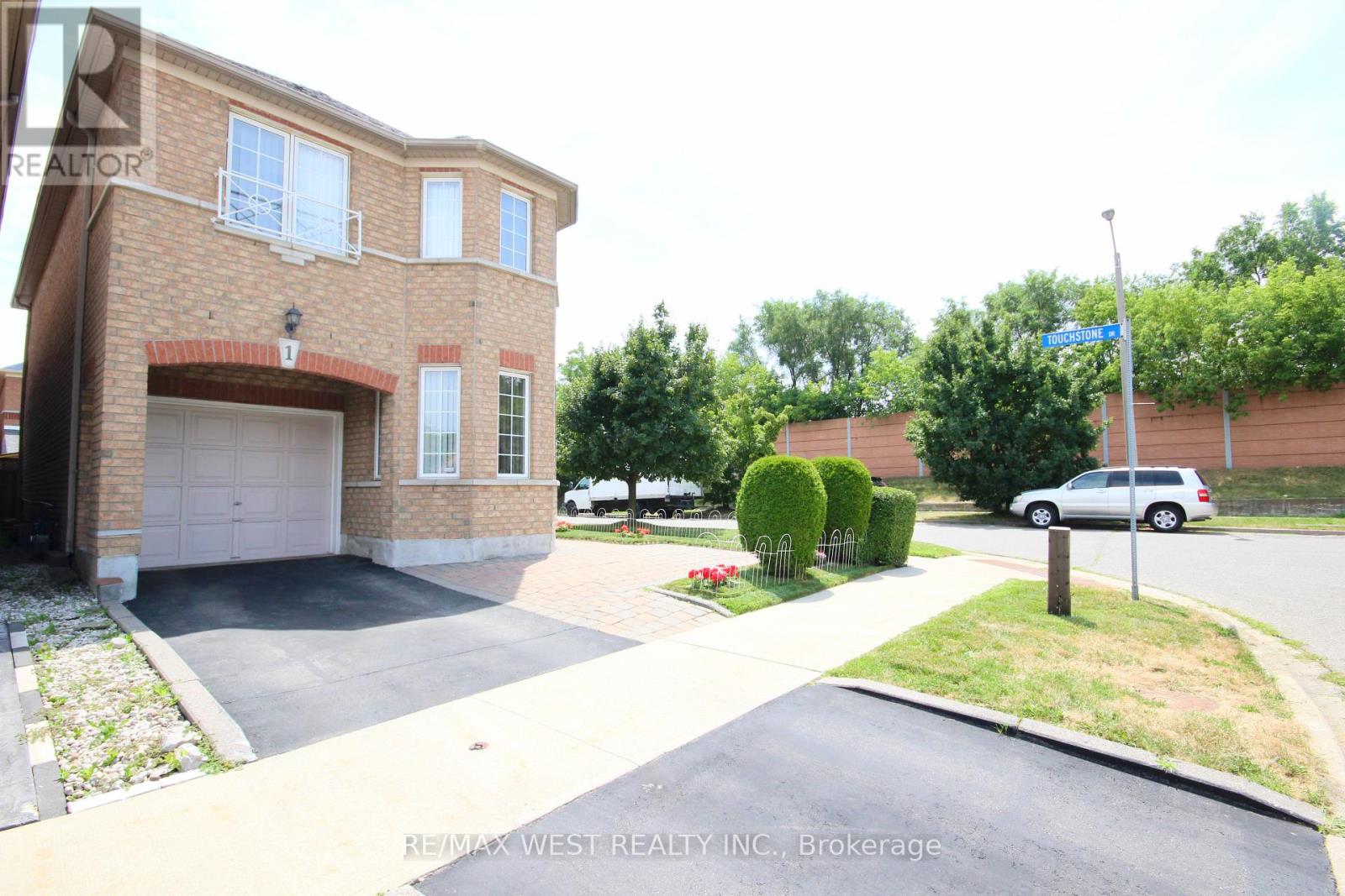 1 Platinum Drive, Toronto (Brookhaven-Amesbury), Ontario M6M 5K1 - Photo 1 - W12311923