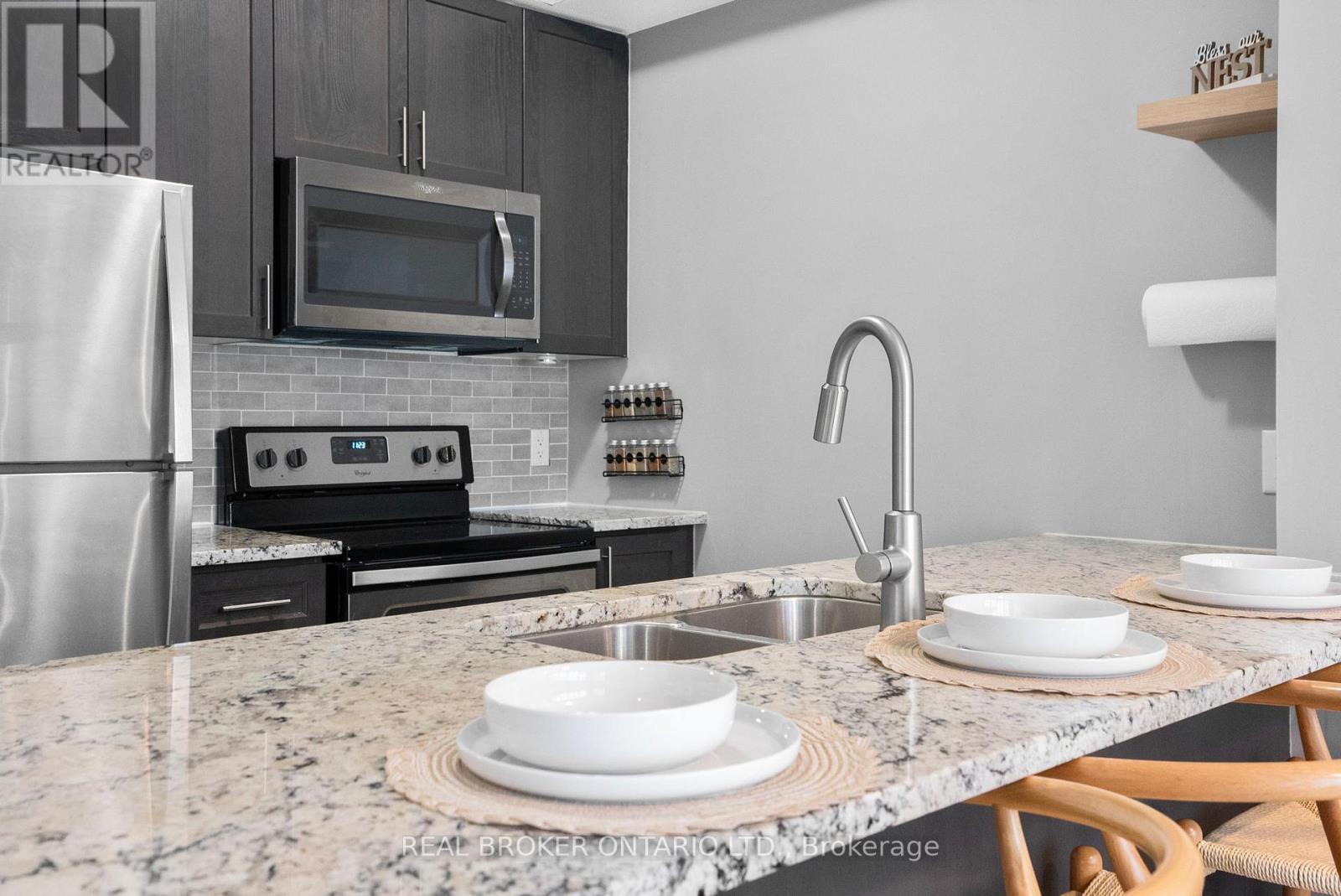 110 - 10 Concord Place W, Grimsby (Grimsby Beach), Ontario  L3M 0G6 - Photo 9 - X12312078
