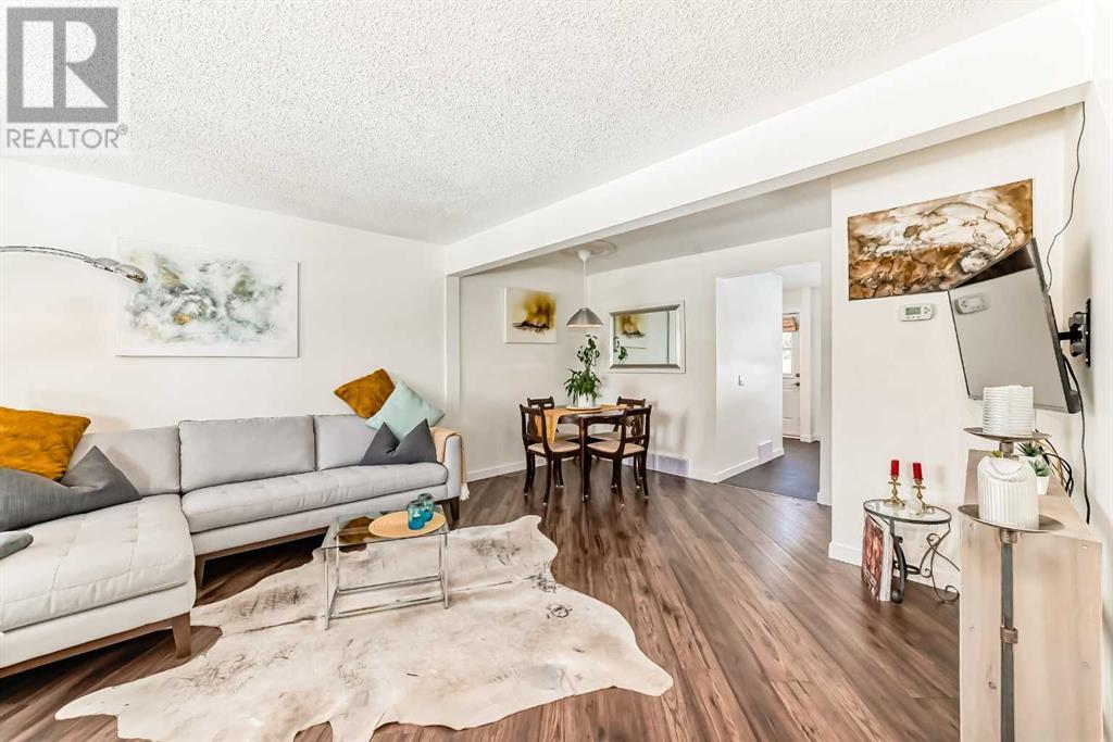 Property at 529 Queenston Gardens SE image 4