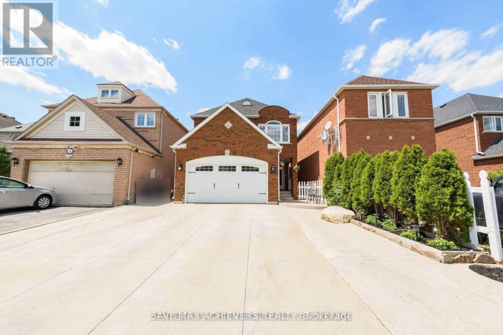 12 Upwood Place, Brampton (Sandringham-Wellington), Ontario  L6R 1T3 - Photo 1 - W12312157