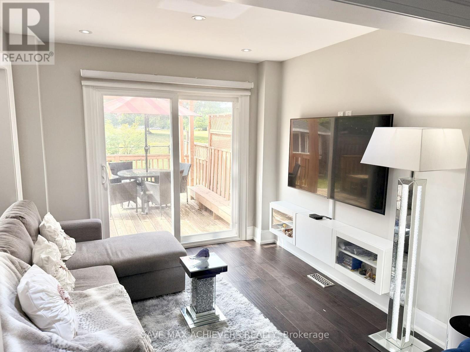 12 Upwood Place, Brampton (Sandringham-Wellington), Ontario  L6R 1T3 - Photo 10 - W12312157