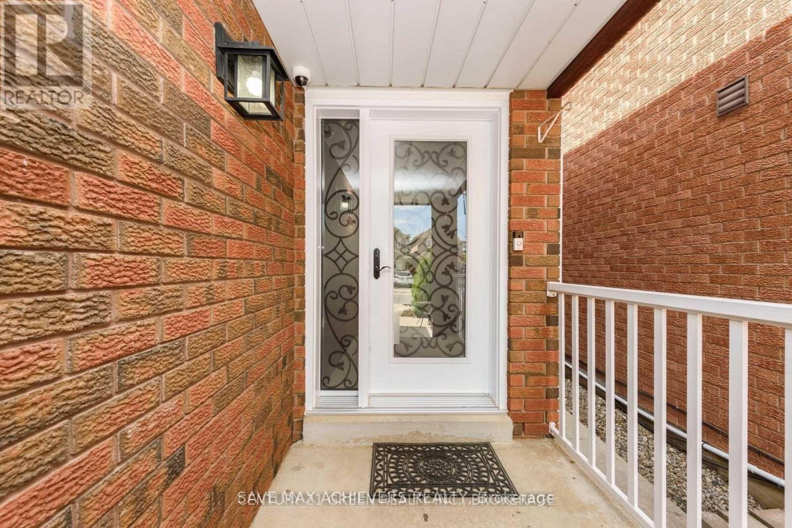 12 Upwood Place, Brampton (Sandringham-Wellington), Ontario  L6R 1T3 - Photo 4 - W12312157