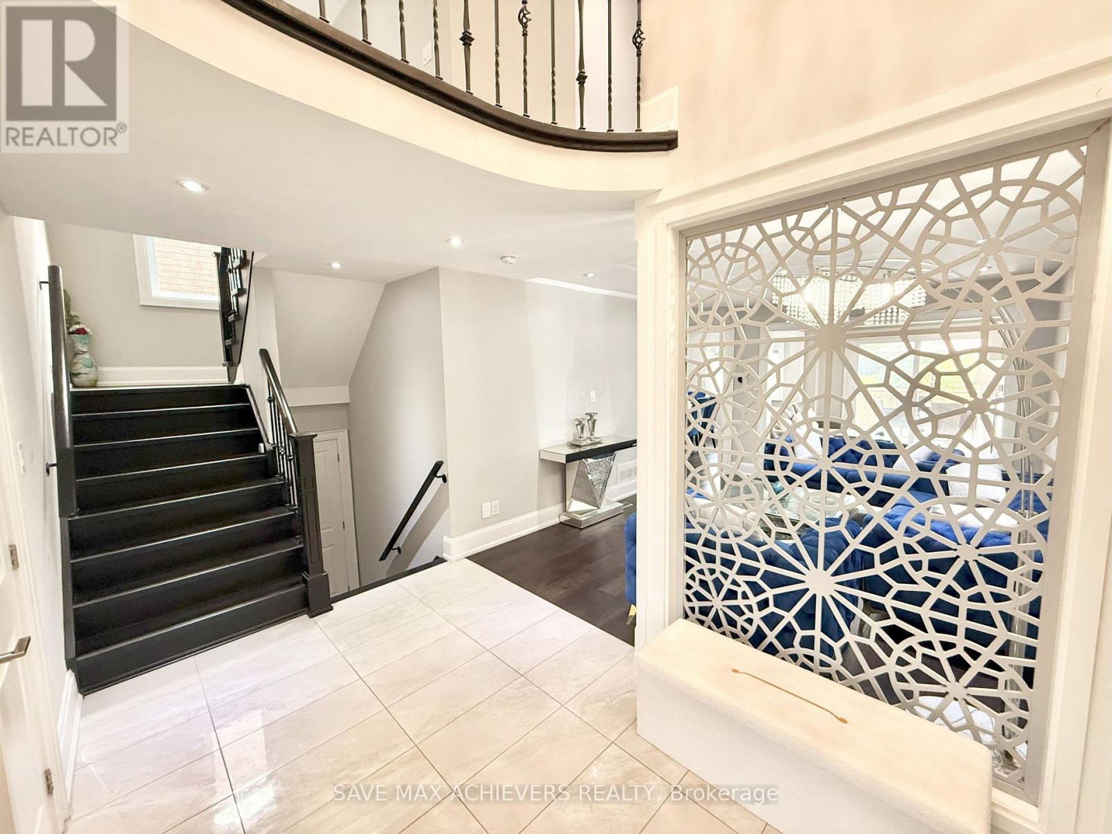 12 Upwood Place, Brampton (Sandringham-Wellington), Ontario  L6R 1T3 - Photo 7 - W12312157