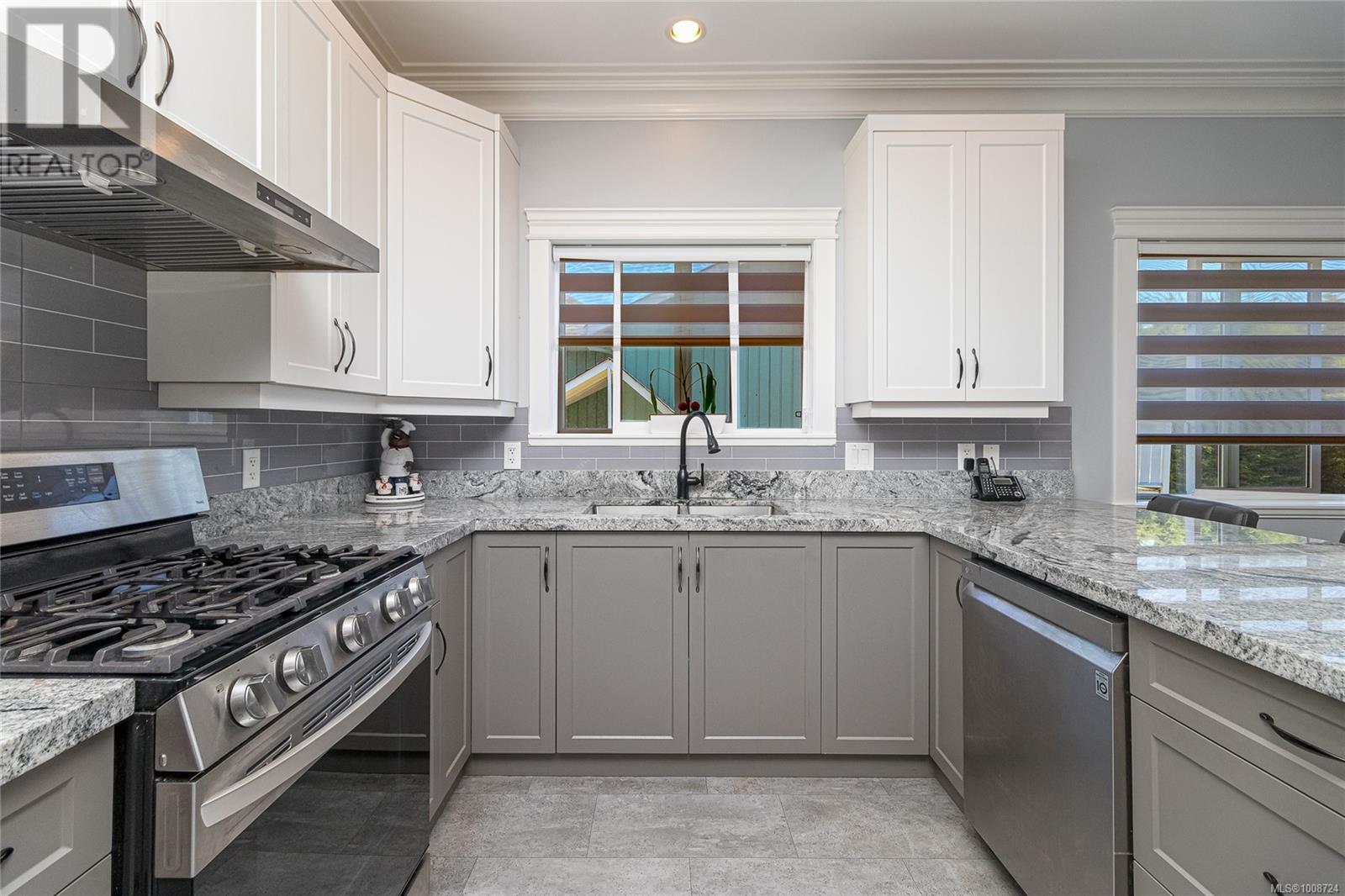 Property at 555 Leaside Ave image 2