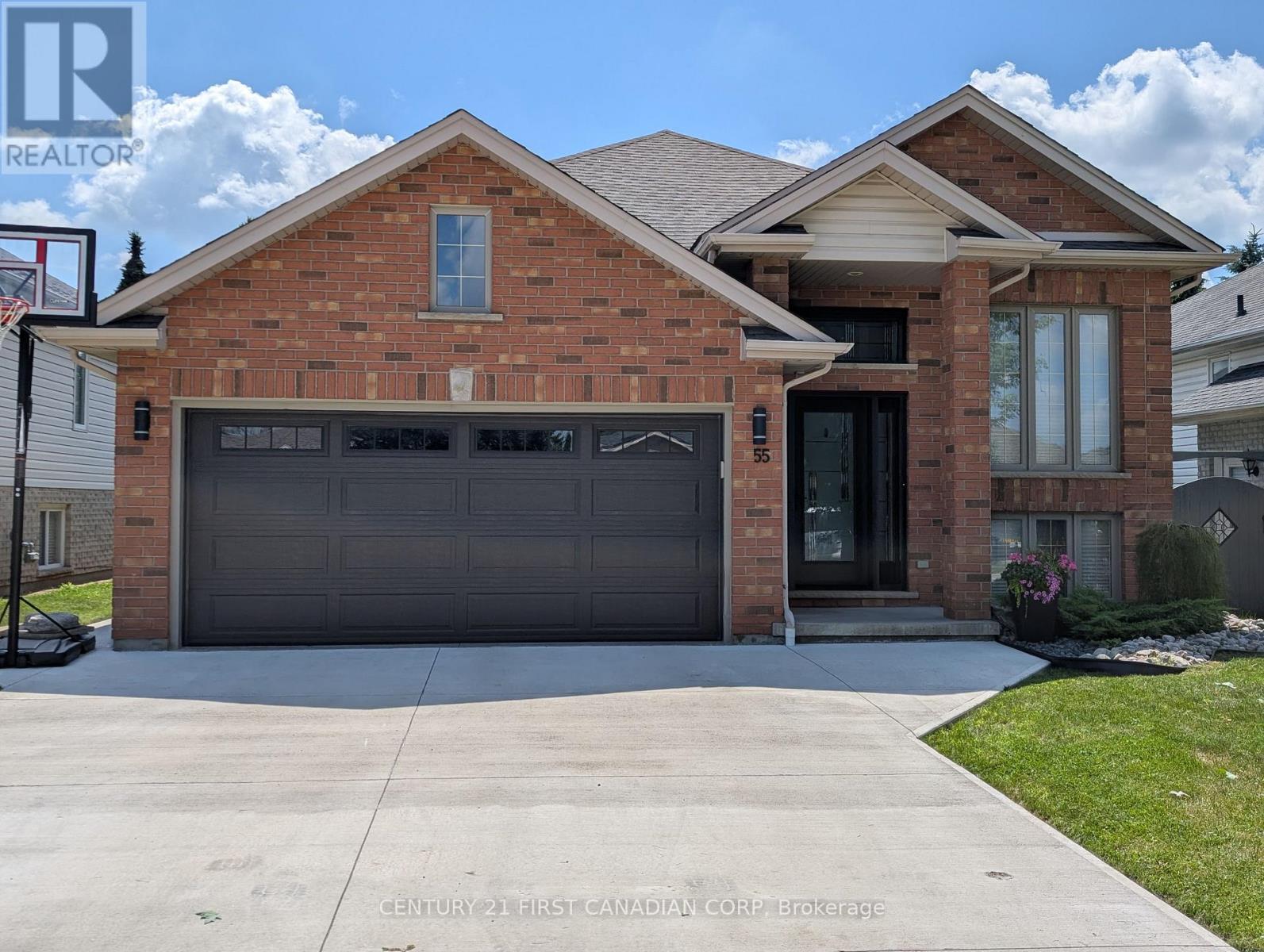 55 Queensway Drive, Strathroy-Caradoc, Ontario  N7G 4M2 - Photo 1 - X12312188
