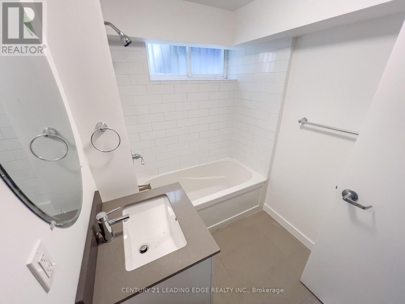 Lower - 1a Leonard Avenue, Toronto, Ontario  M5T 2P8 - Photo 13 - C12298241