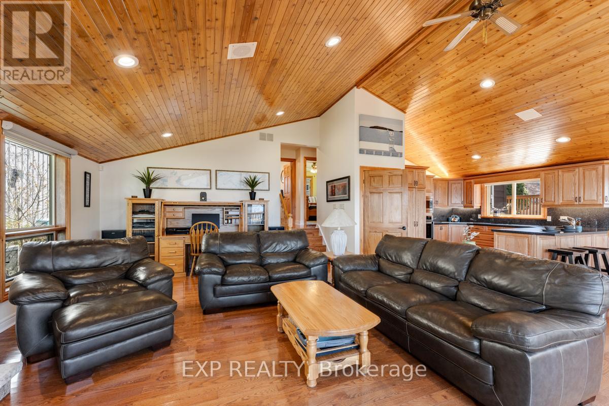 229 Lake Drive N, Georgina, Ontario  L4P 3C8 - Photo 12 - N12312314