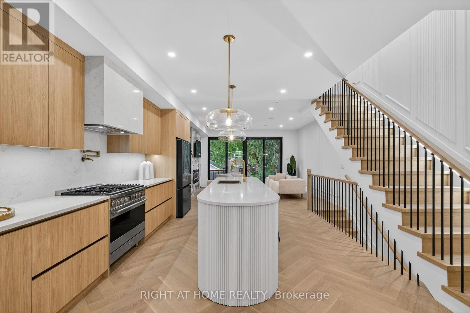 15a Rosemeade Avenue, Toronto, Ontario  M8Y 3A2 - Photo 14 - W12312304