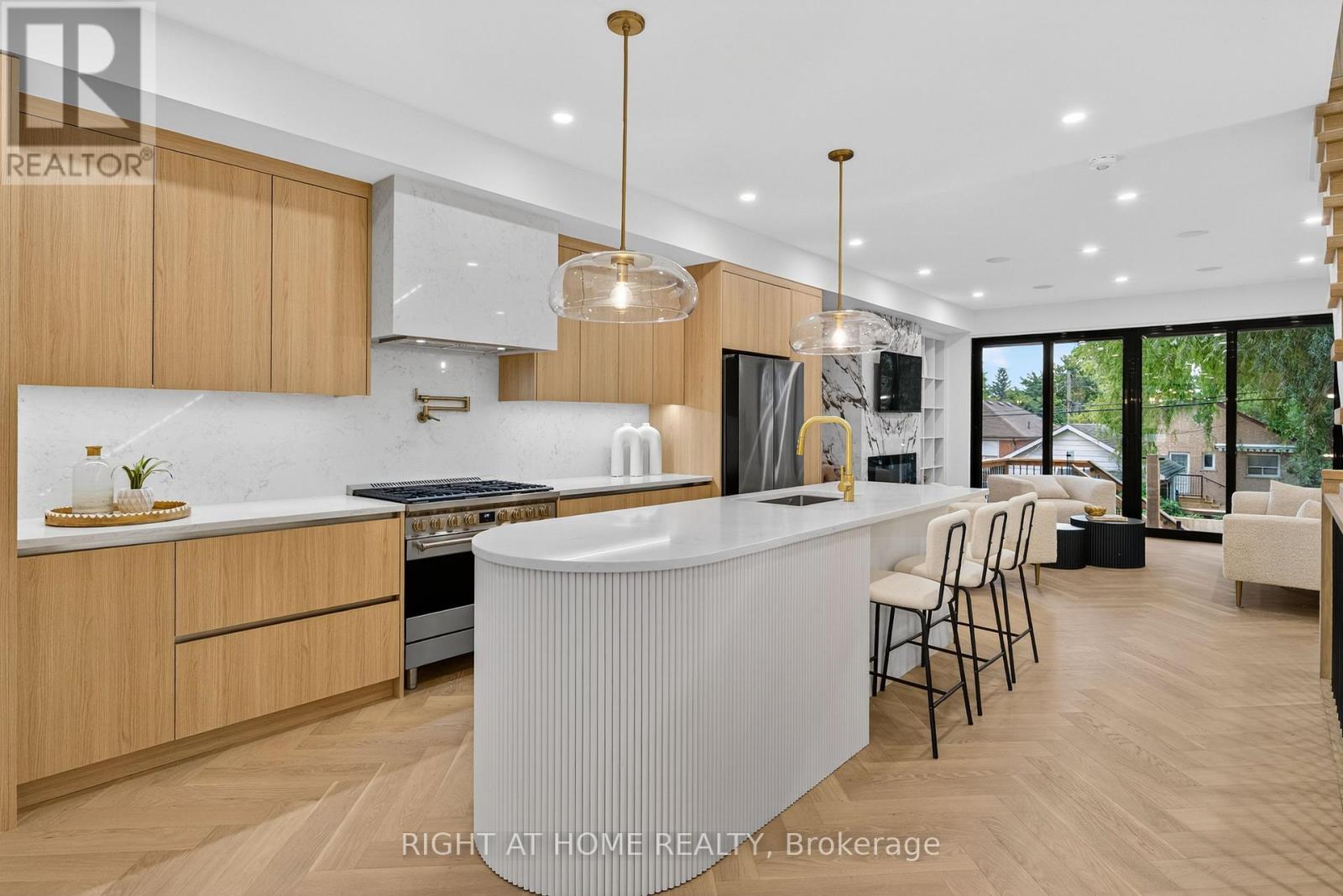 15a Rosemeade Avenue, Toronto, Ontario  M8Y 3A2 - Photo 15 - W12312304