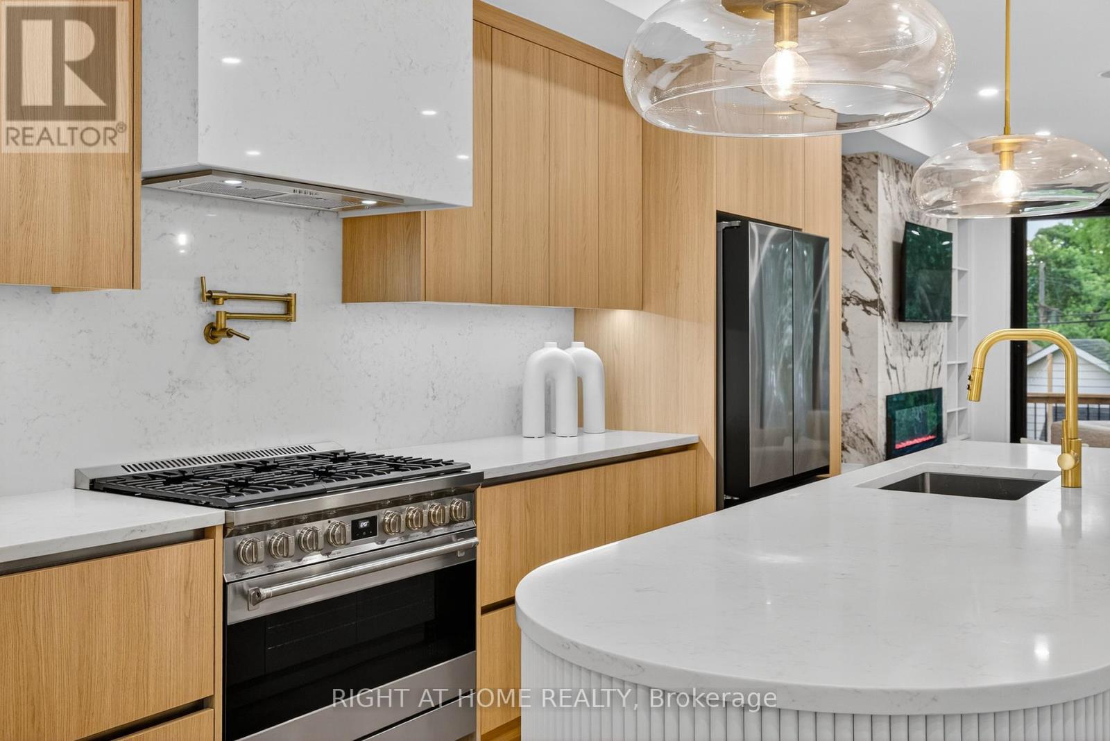 15a Rosemeade Avenue, Toronto, Ontario  M8Y 3A2 - Photo 16 - W12312304