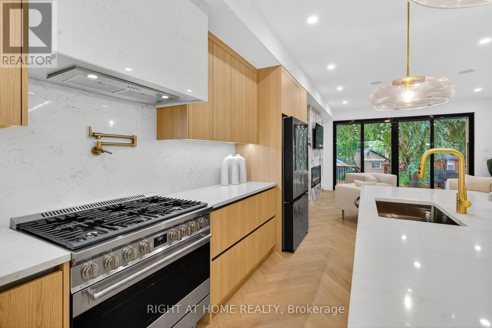 15a Rosemeade Avenue, Toronto, Ontario  M8Y 3A2 - Photo 17 - W12312304