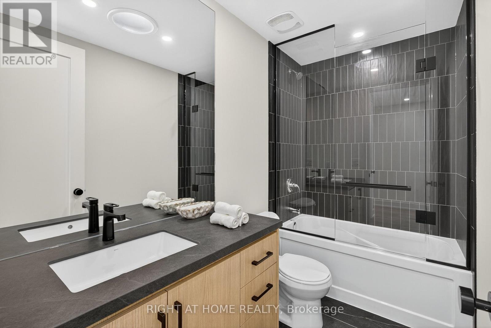 15a Rosemeade Avenue, Toronto, Ontario  M8Y 3A2 - Photo 36 - W12312304