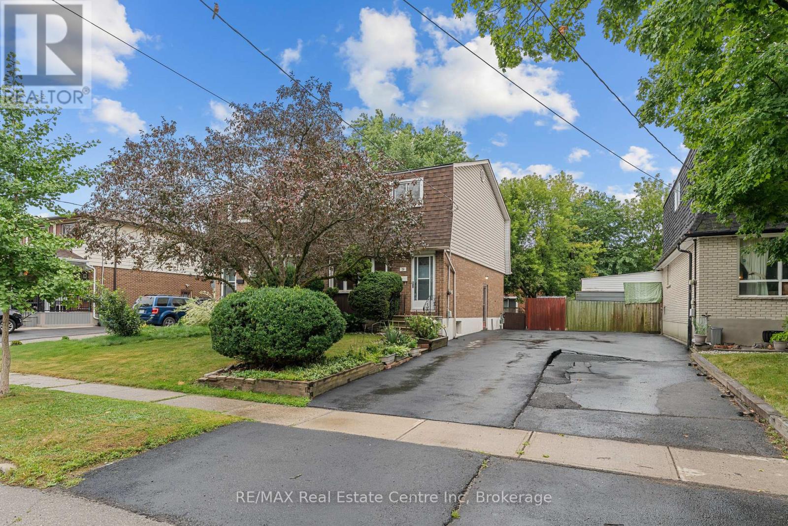 Property at 19 PLYMOUTH COURT image 4