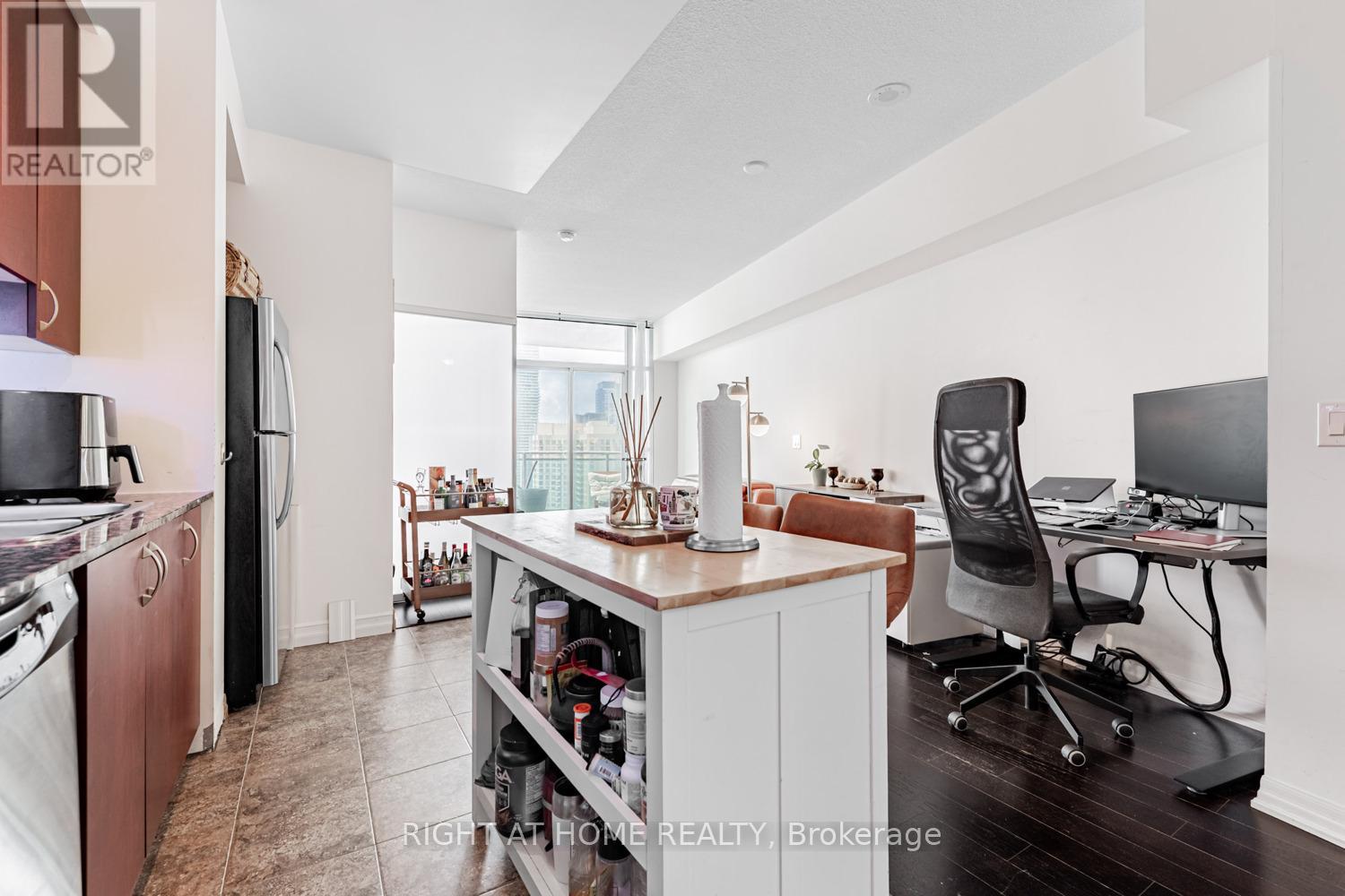 3206 - 223 Webb Drive, Mississauga, Ontario  L5B 0E8 - Photo 10 - W12297005
