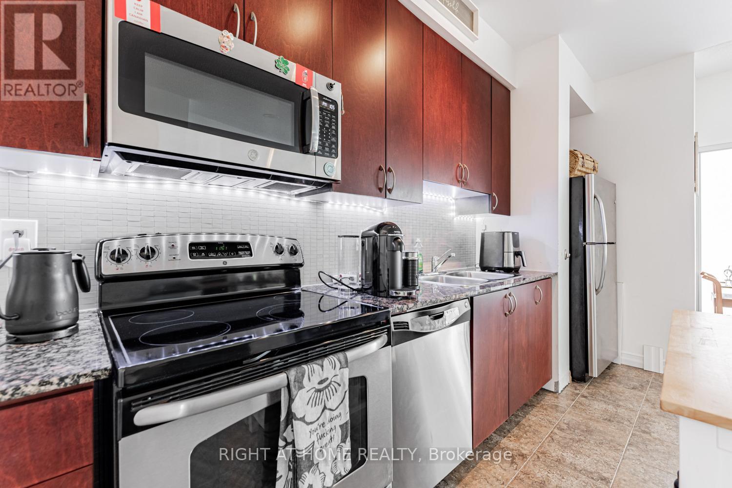 3206 - 223 Webb Drive, Mississauga, Ontario  L5B 0E8 - Photo 8 - W12297005