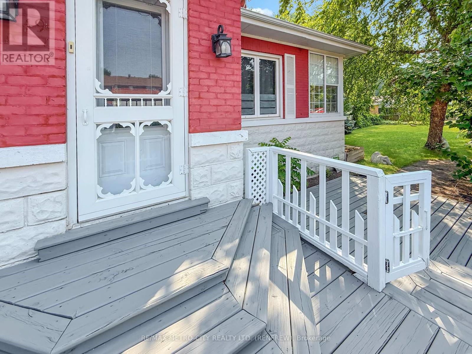 19 Lorne Street S, Renfrew, Ontario  K7V 1K8 - Photo 4 - X12312426